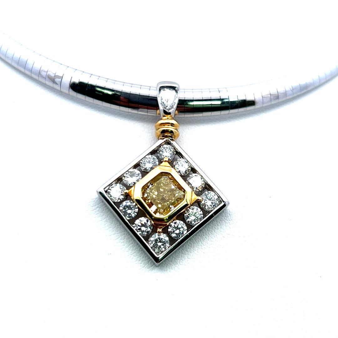 Collana con ciondolo in oro 14K con diamante giallo rotondo a taglio radiante da 4,74 carati Fi in vendita 1