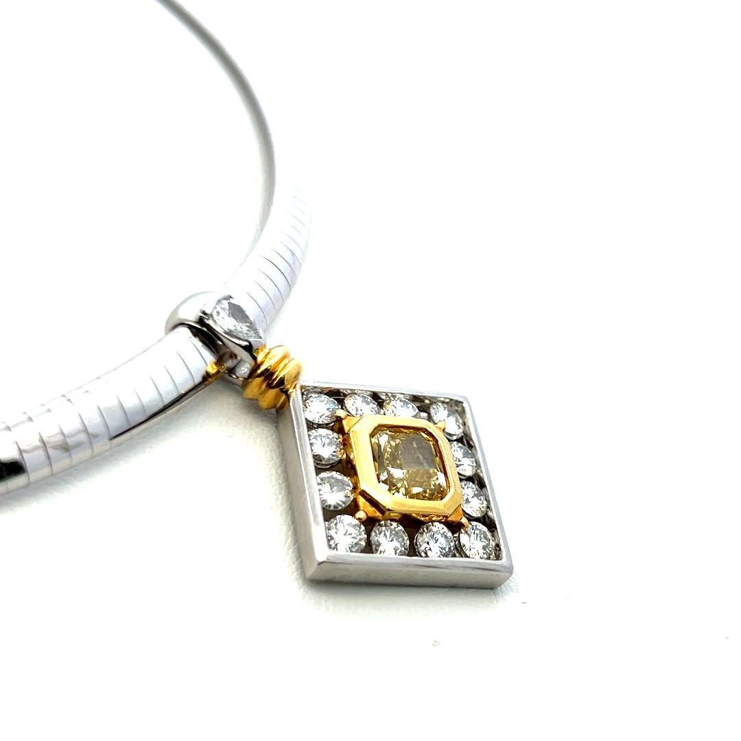 Collana con ciondolo in oro 14K con diamante giallo rotondo a taglio radiante da 4,74 carati Fi in vendita 2