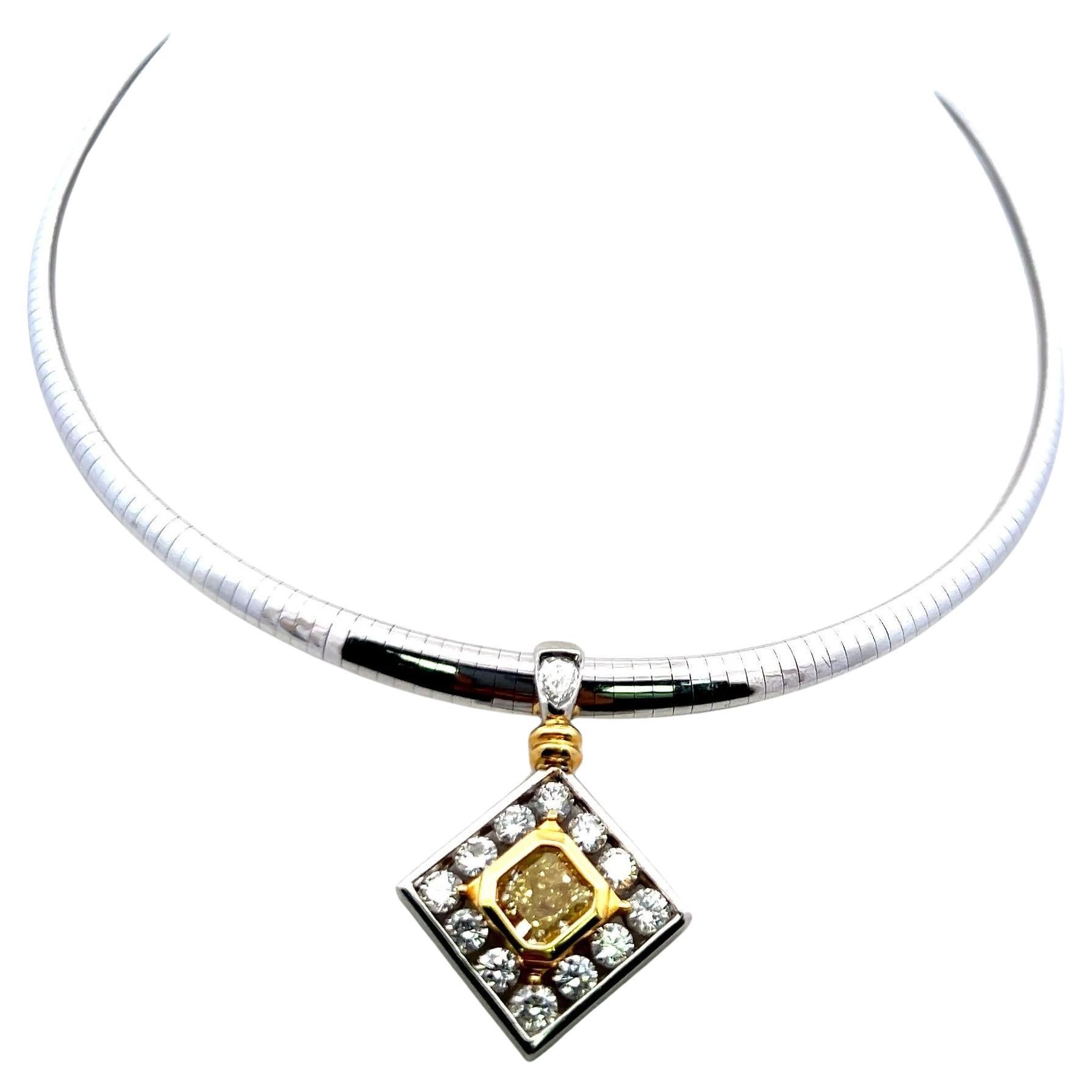 Collana con ciondolo in oro 14K con diamante giallo rotondo a taglio radiante da 4,74 carati Fi in vendita