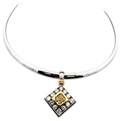 Collana con ciondolo in oro 14K con diamante giallo rotondo a taglio radiante da 4,74 carati Fi