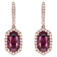 Sunita Nahata Rhodolite 4.74 carats Boucles d'oreilles en 18 carats avec diamant blanc.