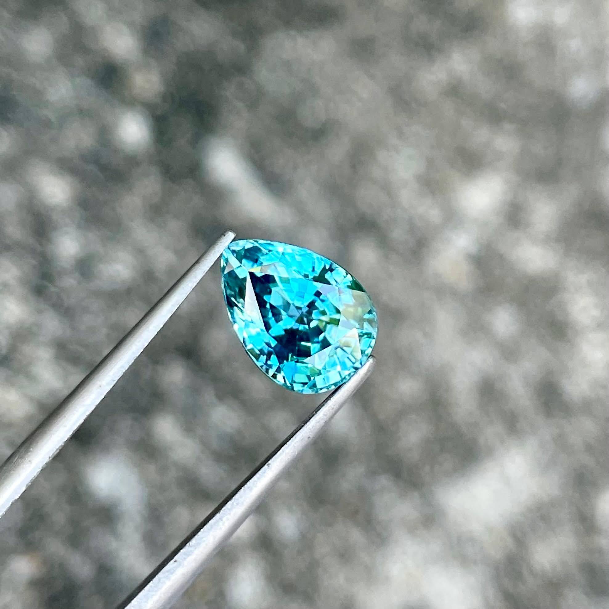 Peso 4,74 carati 
Dimensioni 10,7x7,8x6,1 mm
Trattamento Riscaldato 
Chiarezza VVS
Origine Cambogia 
Forma a pera 
Taglio sfaccettato 



Questa squisita gemma di zircone blu da 4.74 carati è uno straordinario esempio di bellezza naturale,