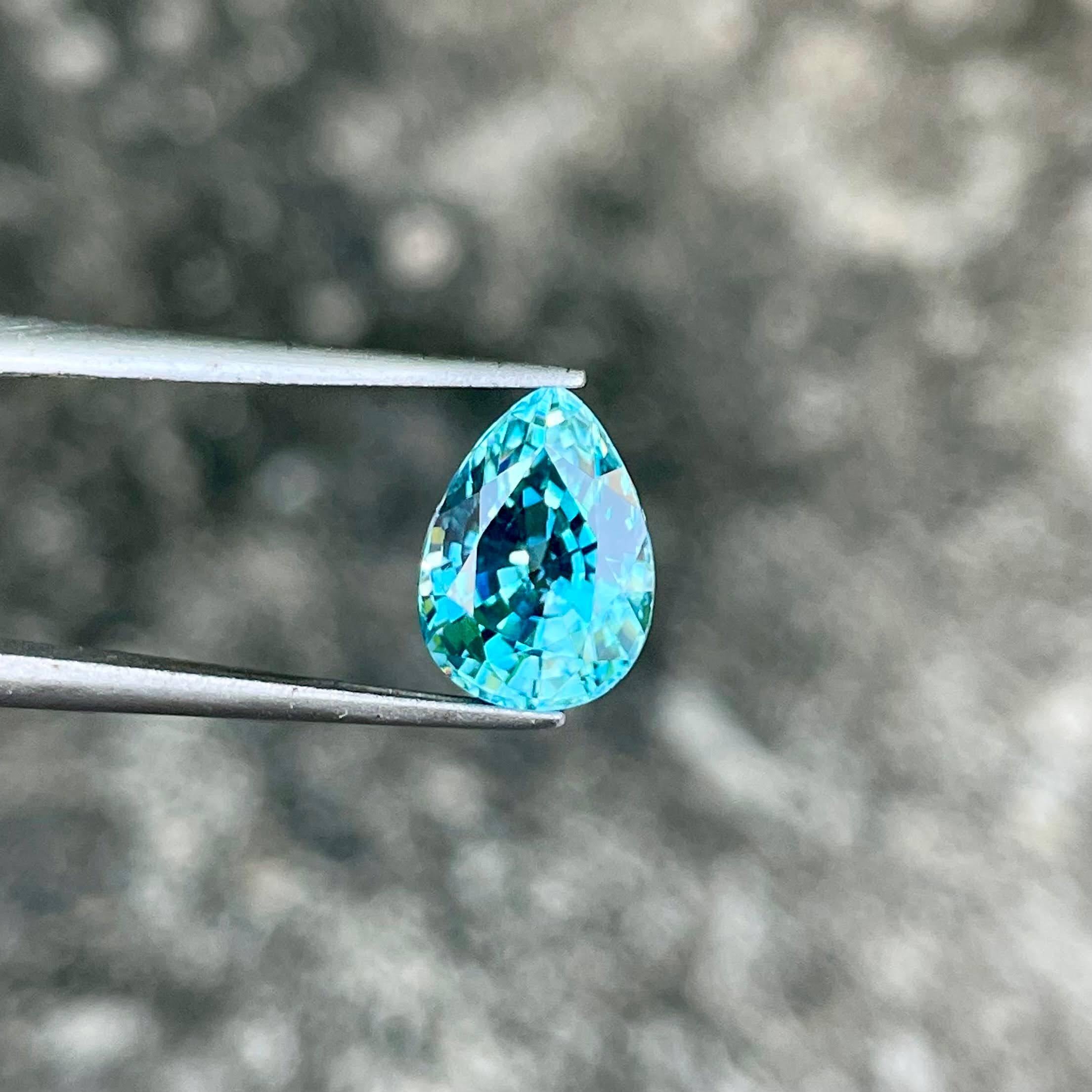 Moderno 4.74 carati di zircone blu pietra taglio a pera gemma cambogiana naturale in vendita