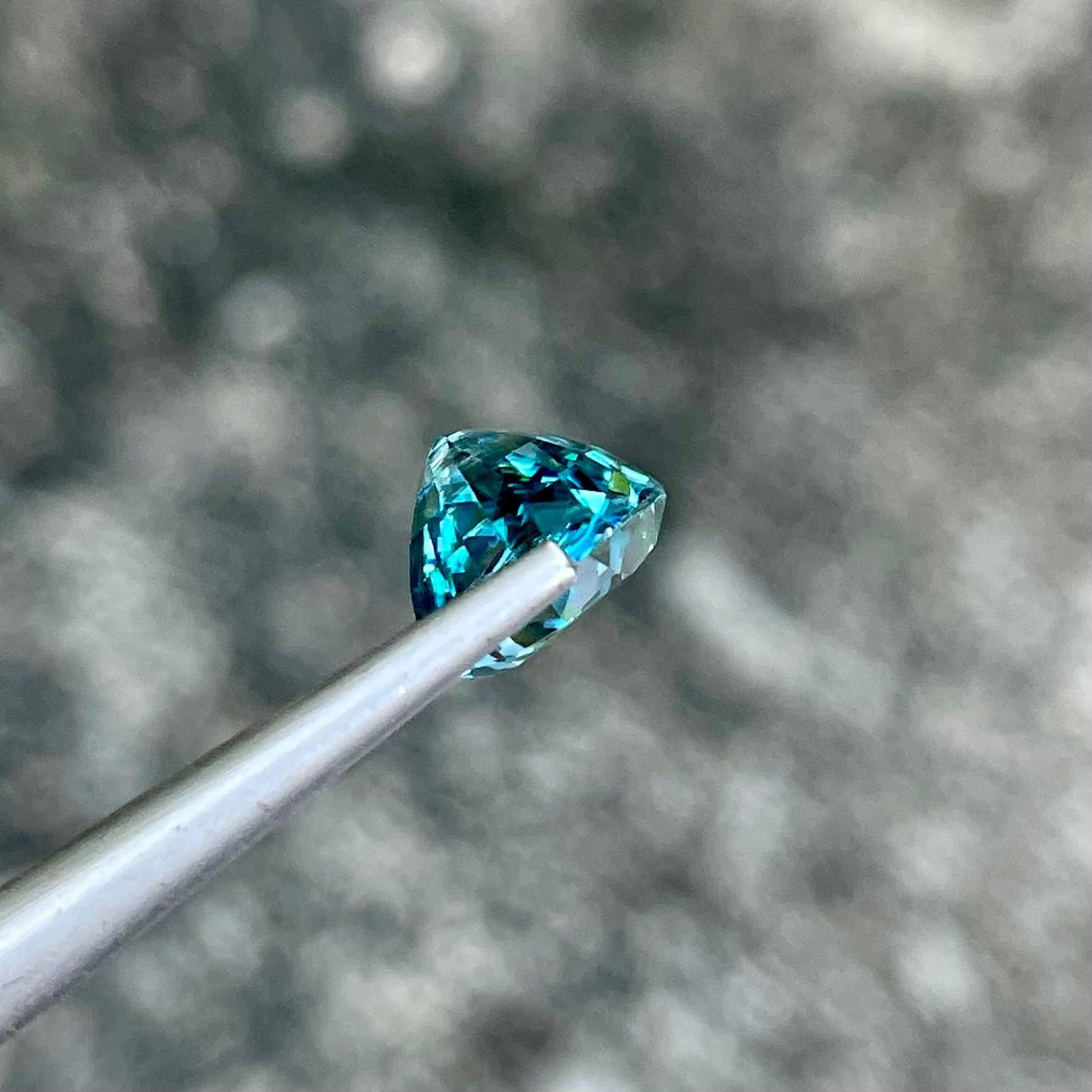 da uomo o donna 4.74 carati di zircone blu pietra taglio a pera gemma cambogiana naturale in vendita