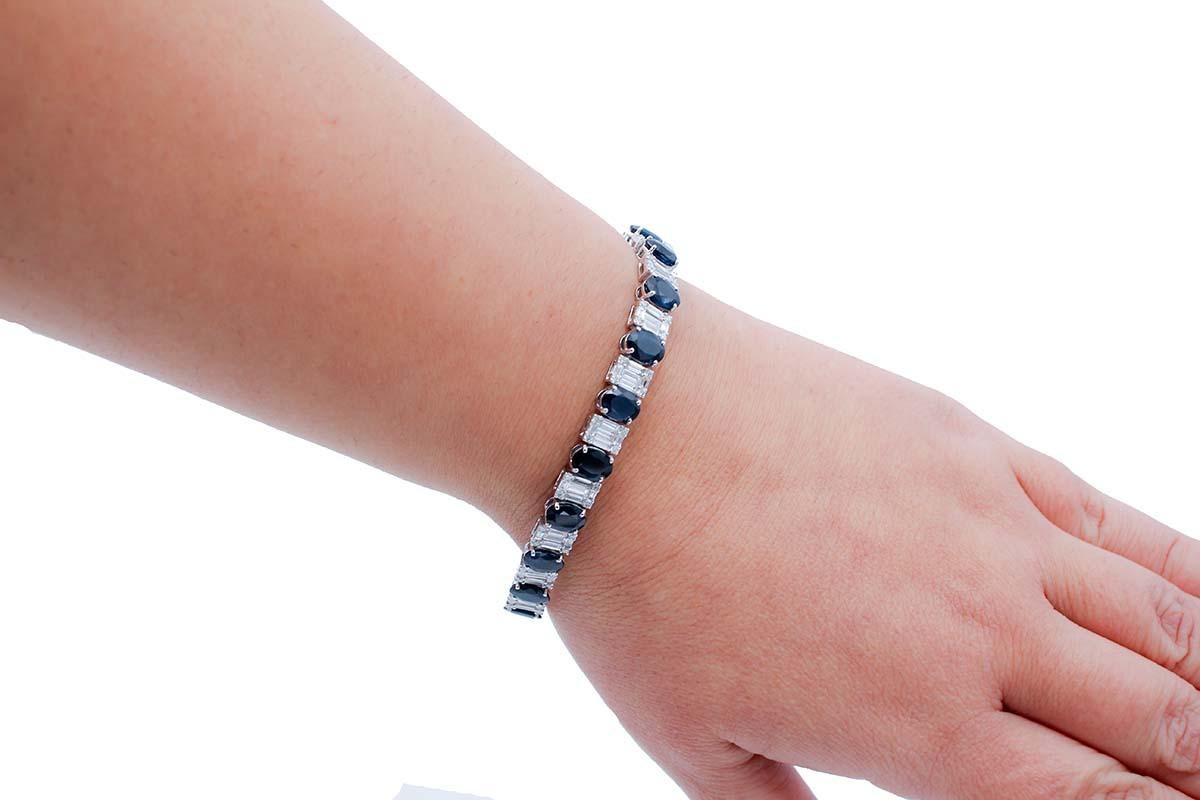 Taille mixte Bracelet moderne en or blanc 18 carats avec 4,74 carats de diamants et saphirs bleus en vente