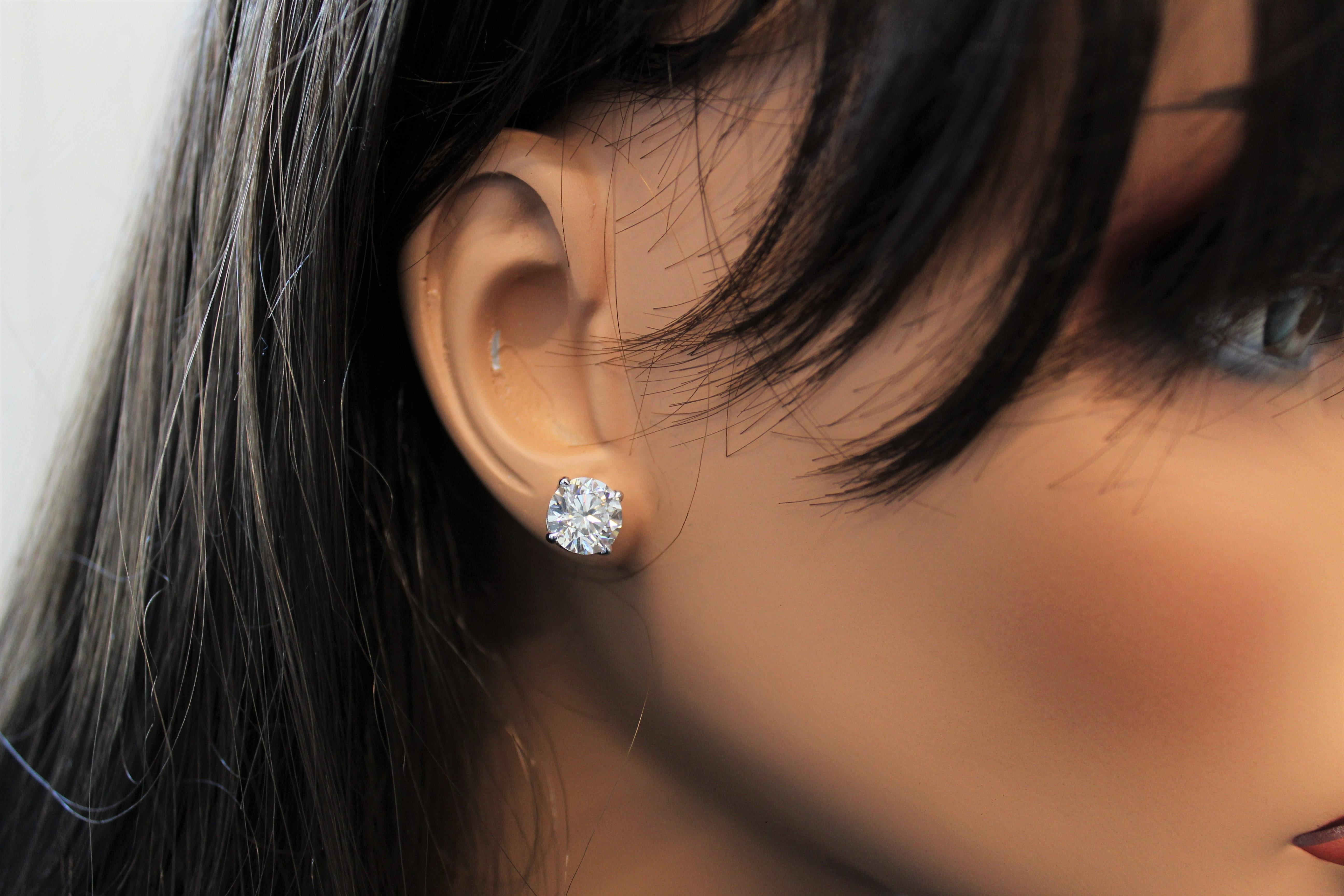 Taille ronde Clous d'oreilles en or blanc 14 carats avec diamants ronds certifiés EGL d'un poids total de 4,74 carats en vente