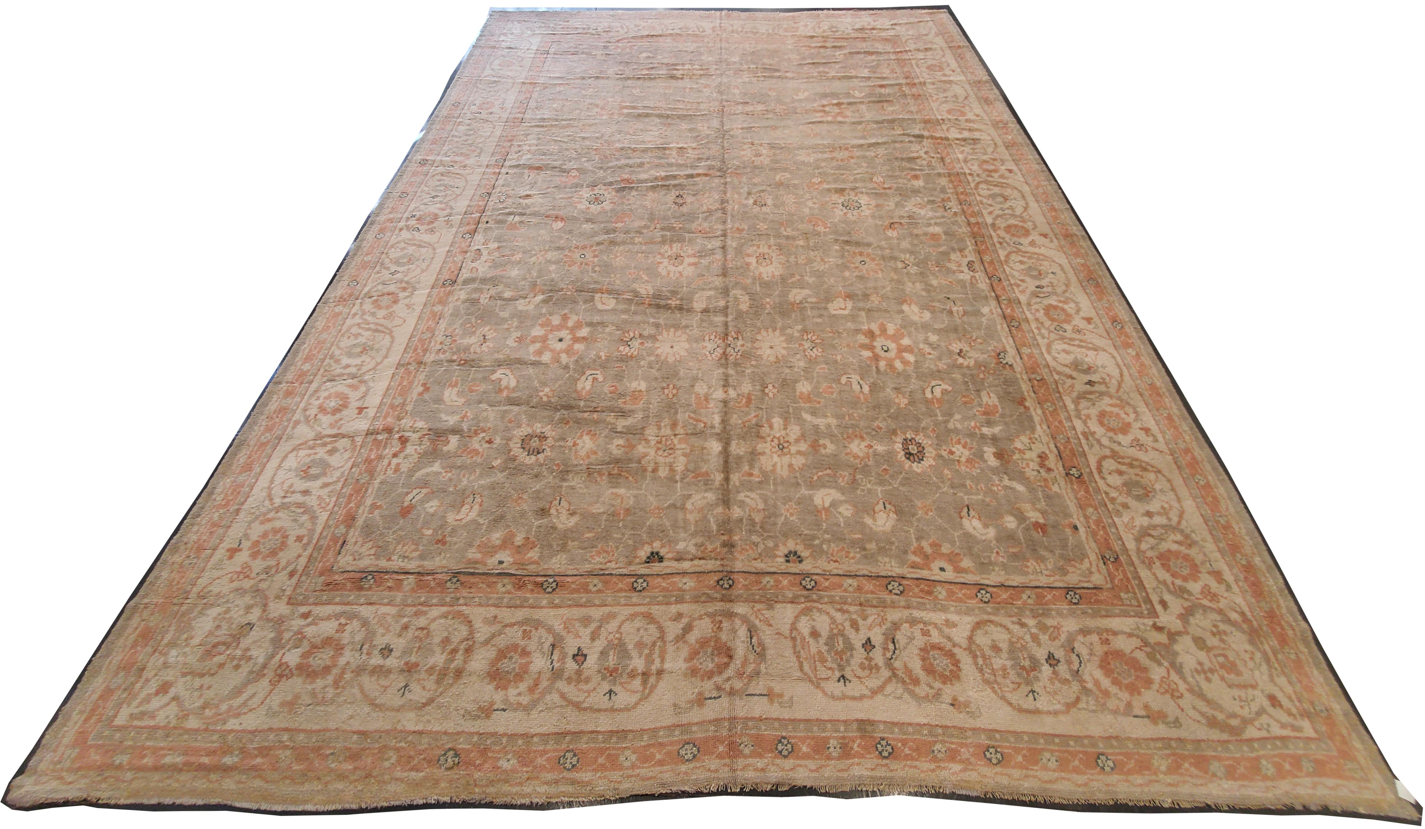 Oushak-Teppiche, die auch als Ushak-Teppiche bekannt sind, werden in der Westtürkei gewebt und haben ausgeprägte Muster, wie z. B. eckige, großflächige Blumenmuster. Sie verbreiten in der Regel Ruhe und Frieden in einem Raum. Bis heute werden die