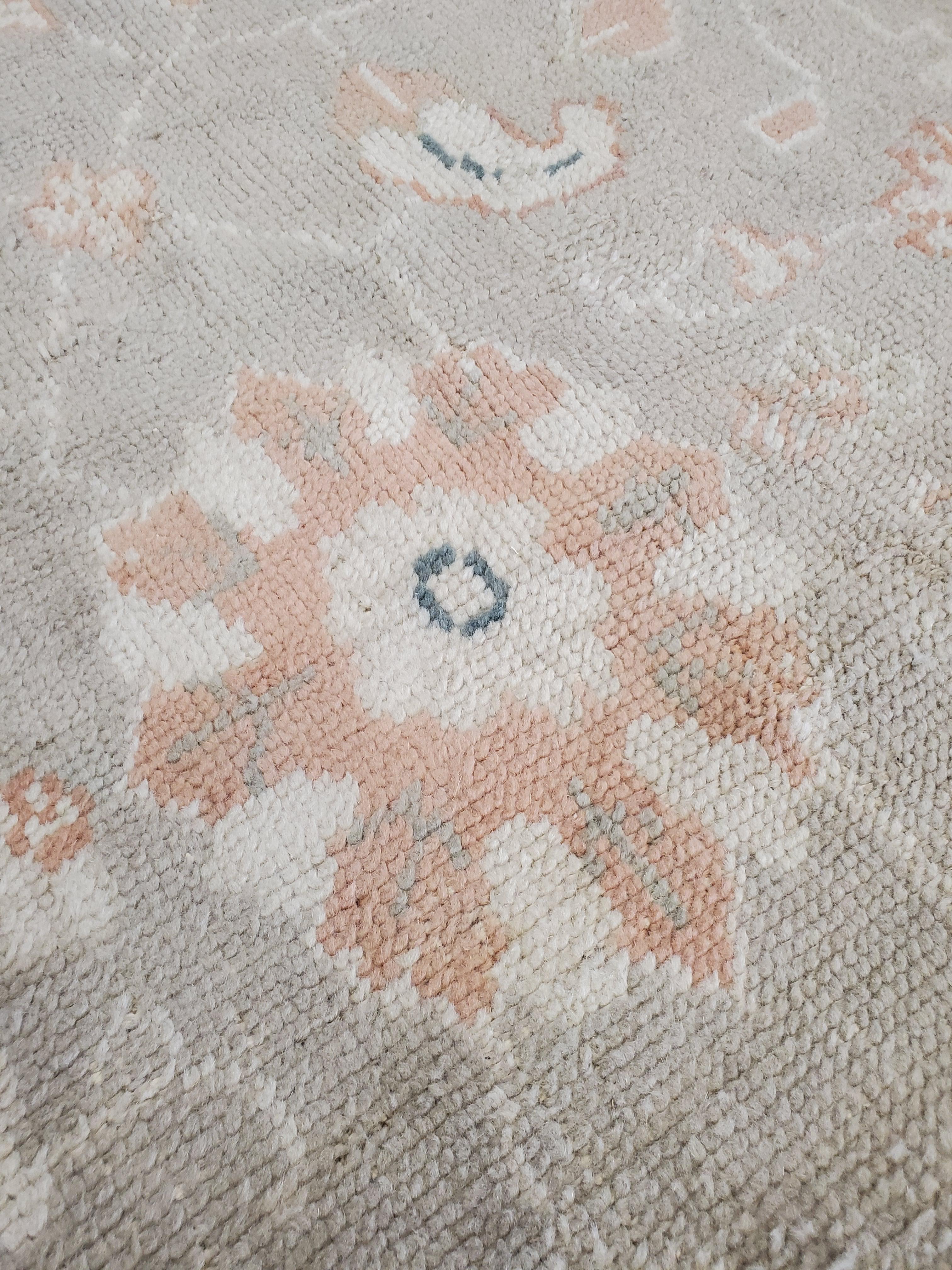 Antiker antiker Oushak-Teppich, handgefertigter türkischer Orientteppich, Beige, Taupe, Weichgrau im Zustand „Hervorragend“ im Angebot in Port Washington, NY