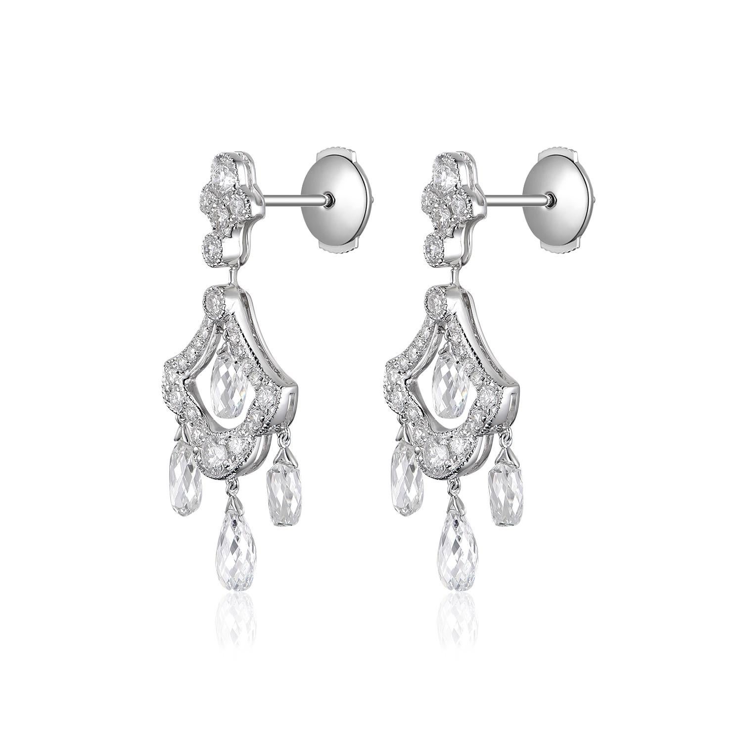 Diese zeitlos eleganten Ohrringe im Vintage-Stil sind ein Beweis für tadellose Handwerkskunst und künstlerisches Design. Aus luxuriösem 18-karätigem Weißgold gefertigt, erinnern sie an eine vergangene Ära der Opulenz und Raffinesse. Im Mittelpunkt