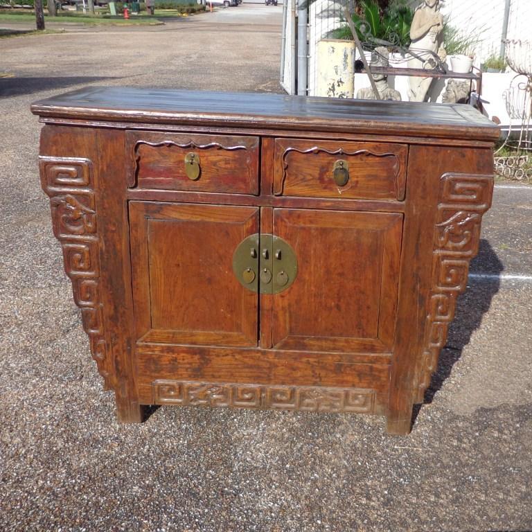 47.5? Console alter cinese Qing del XIX secolo

Pezzo d'epoca Qing con due cassetti e scaffali nascosti al di sotto. Tratto di medaglione in ottone. Grembiule intagliato.

Misure: 47,5 L x 19,5 P x 37,5 H.