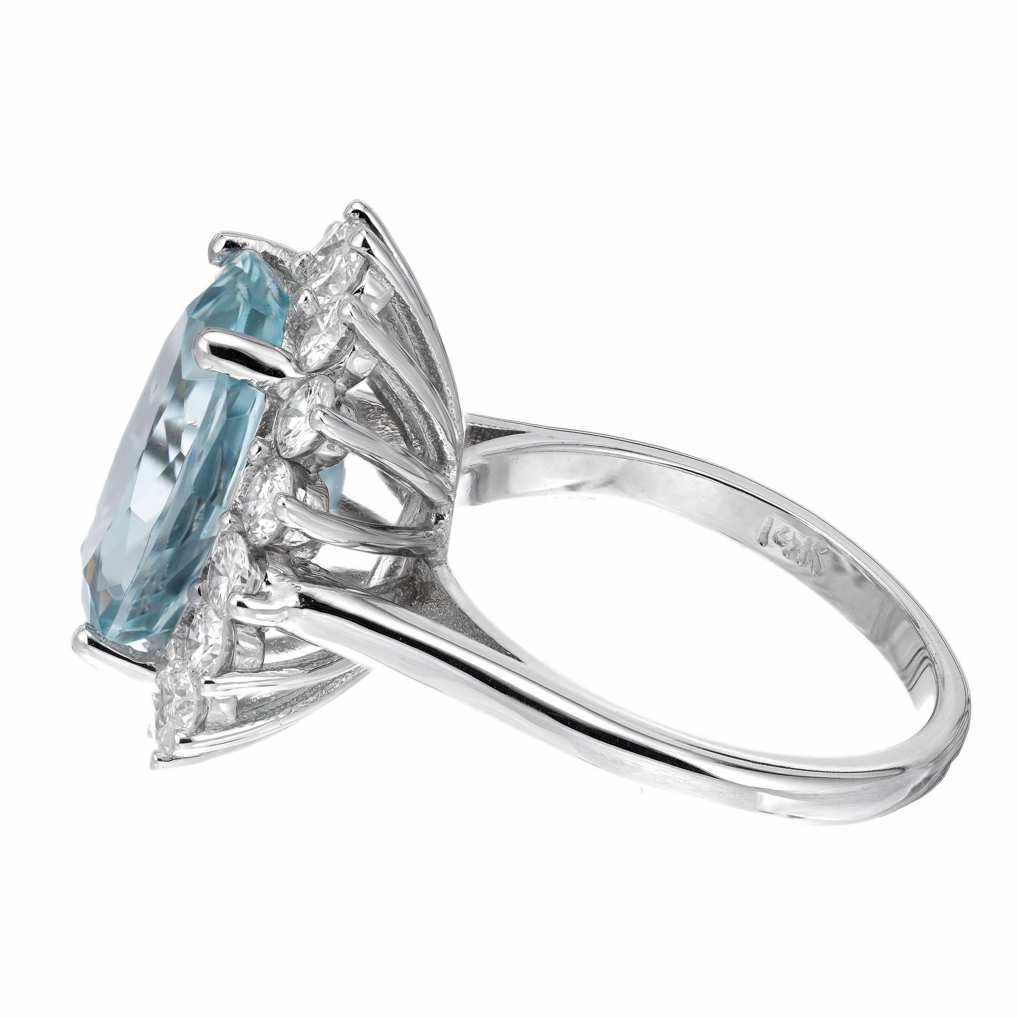 Verlobungsring mit 4,75 Aquamarin und Diamant-Halo aus Weißgold (Ovalschliff) im Angebot
