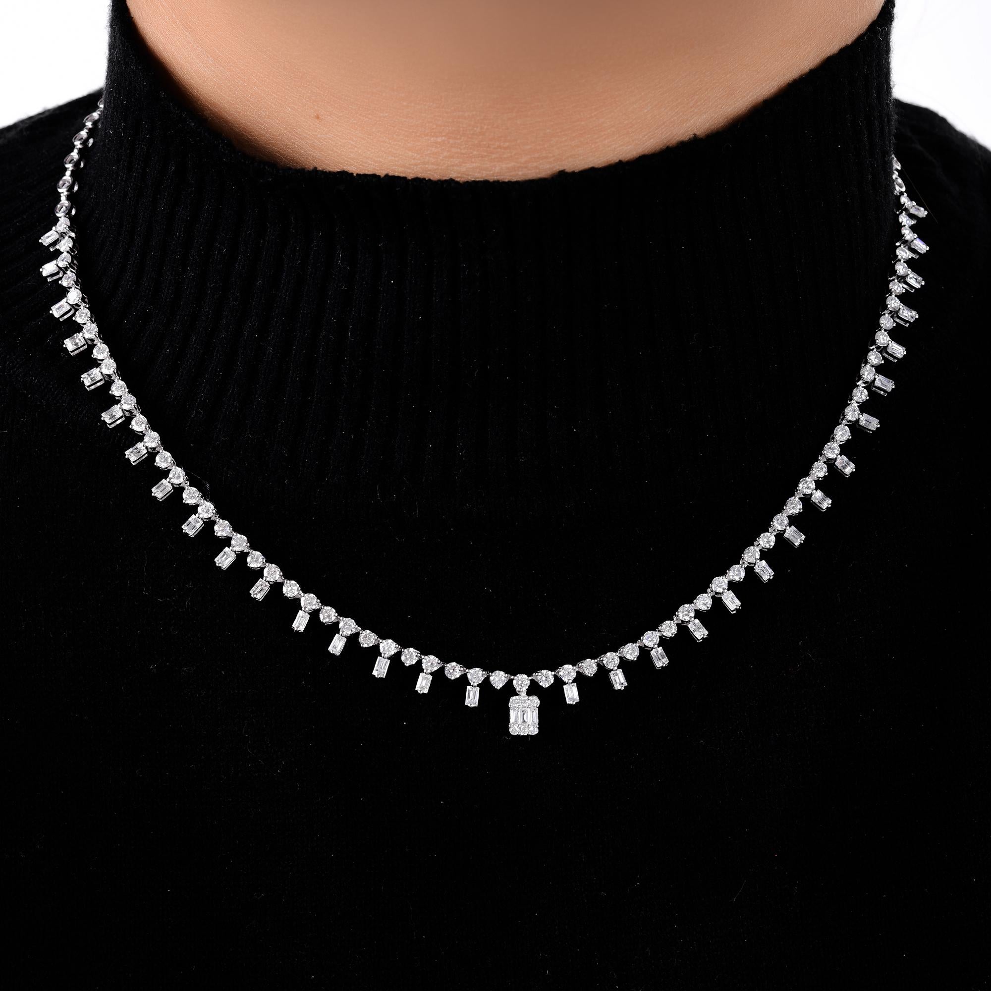 Questa collana a catena con diamanti tondi baguette da 4,75 carati in oro bianco 18 carati è caratterizzata da una serie di diamanti tagliati a baguette che penzolano a intervalli lungo il bordo inferiore della catena. Al centro, la collana culmina