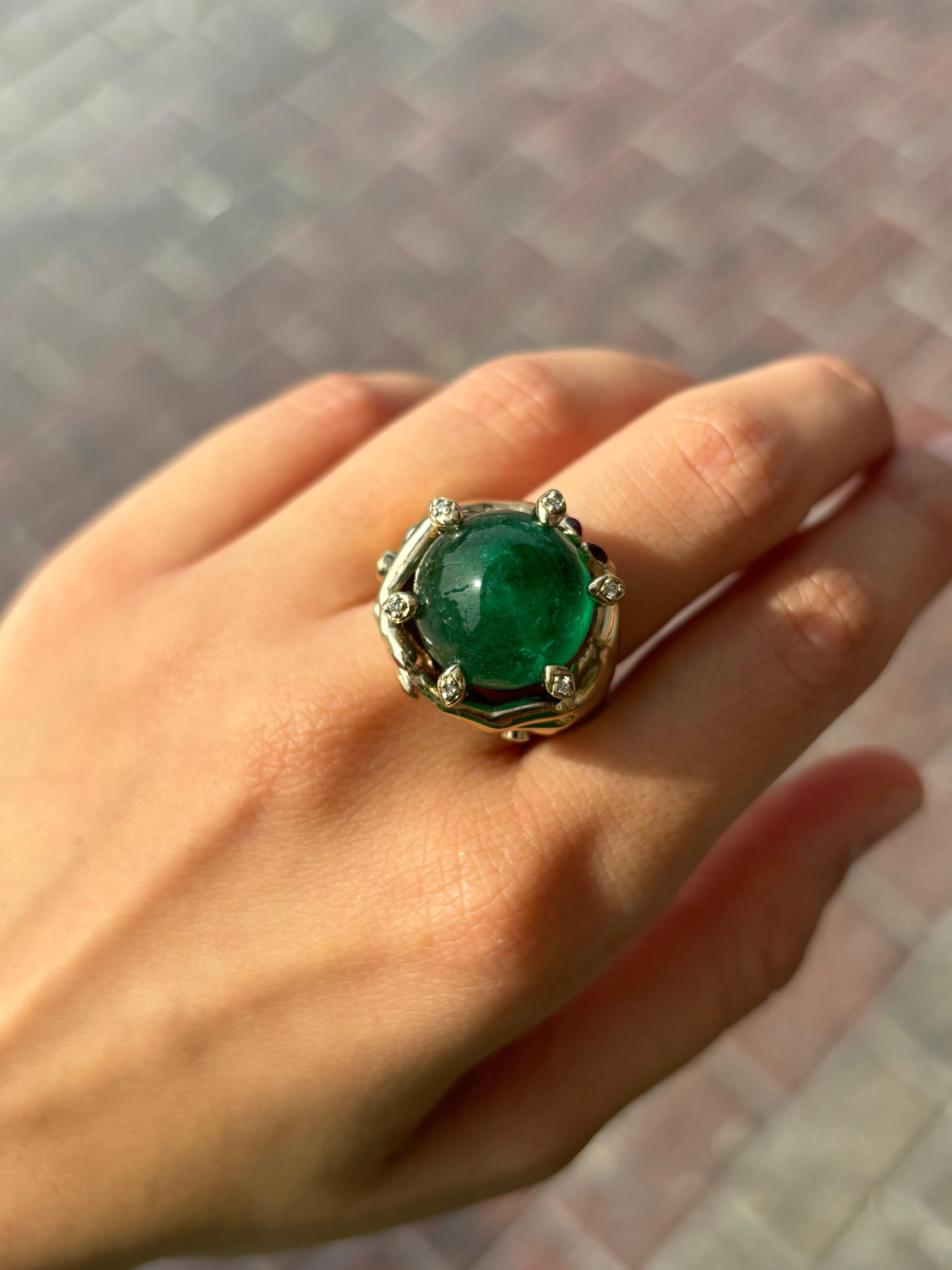 4.75 Carat Emerald Cabochon 18K Unisex Cocktail Ring For Sale 2