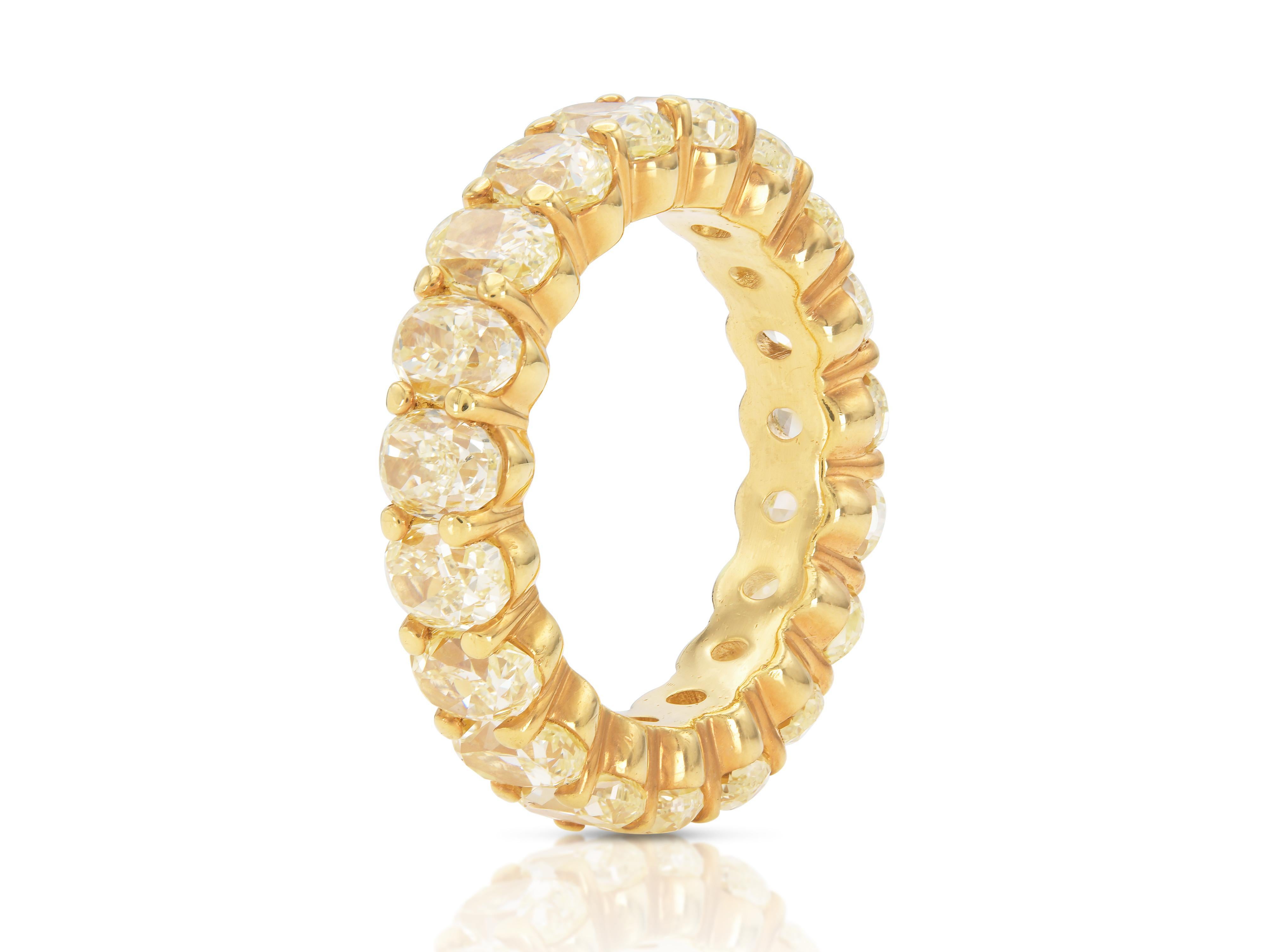 Finemente realizzato in oro giallo 18 carati con 19 diamanti taglio ovale per un peso totale di circa 4,75 carati, colore giallo fantasia, purezza VS-SI.
Taglia 6 1/4