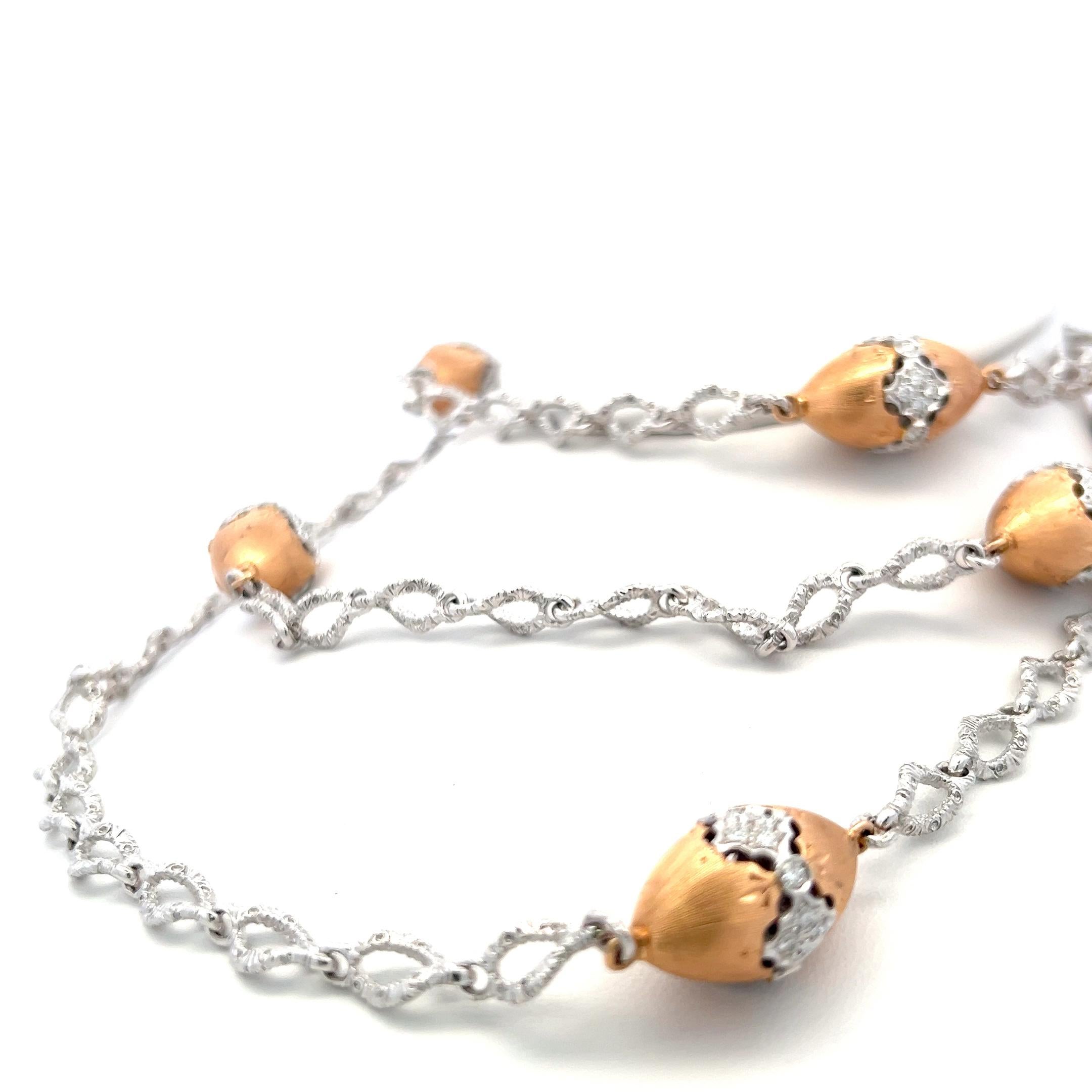 Titolo:
Questa squisita collana vintage a maglie bicolore presenta 4,75 carati di diamanti tondi brillanti G VS1 incastonati ad arte in elementi d'oro alternati. Il design presenta baccelli in oro giallo spazzolato con motivi in oro bianco