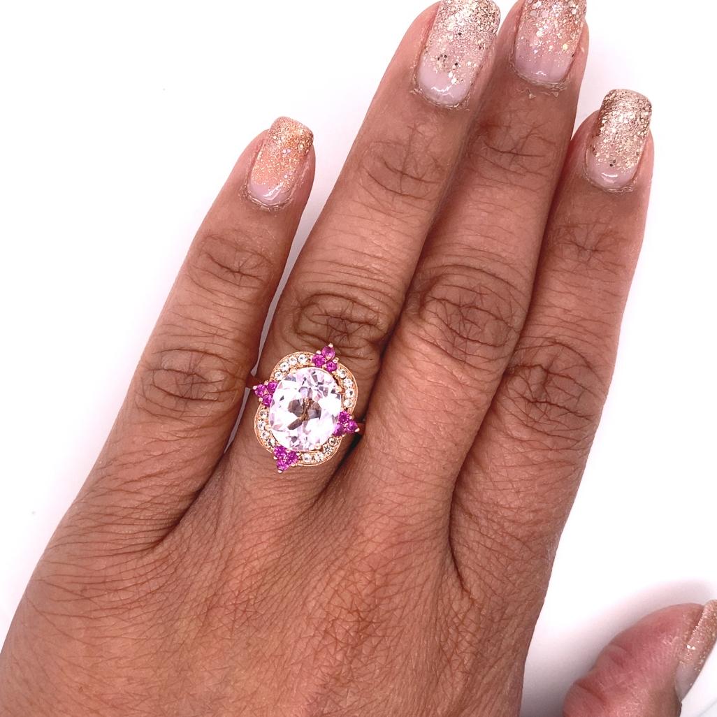 Ring aus 14 Karat Roségold mit 4,75 Karat Kunzit, rosa Saphir, weißem Saphir und weißem Saphir (Ovalschliff) im Angebot
