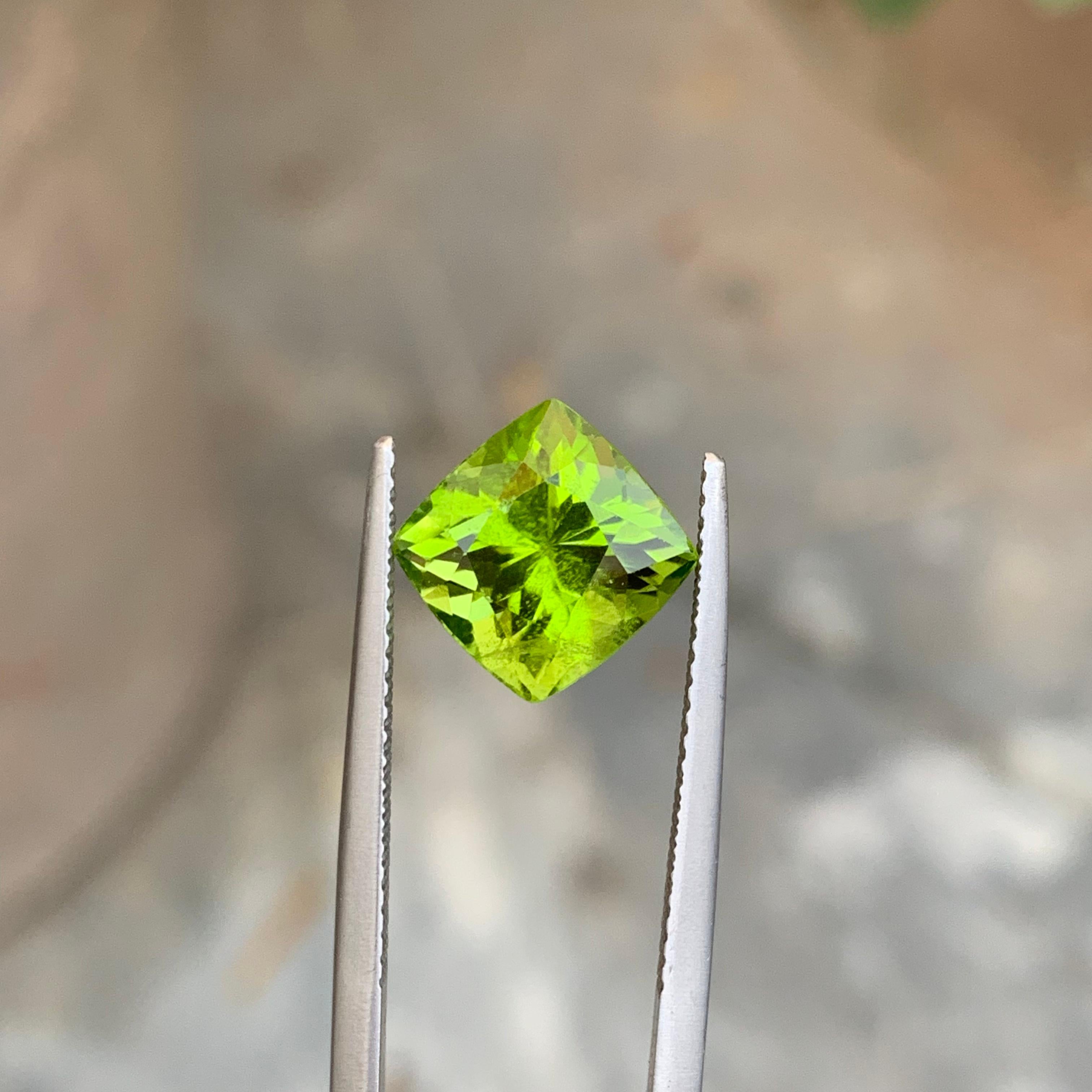 4.75 Carat Natural Apple Green Loose Peridot Gemstone From Pakistan SI Clarity For Sale 1