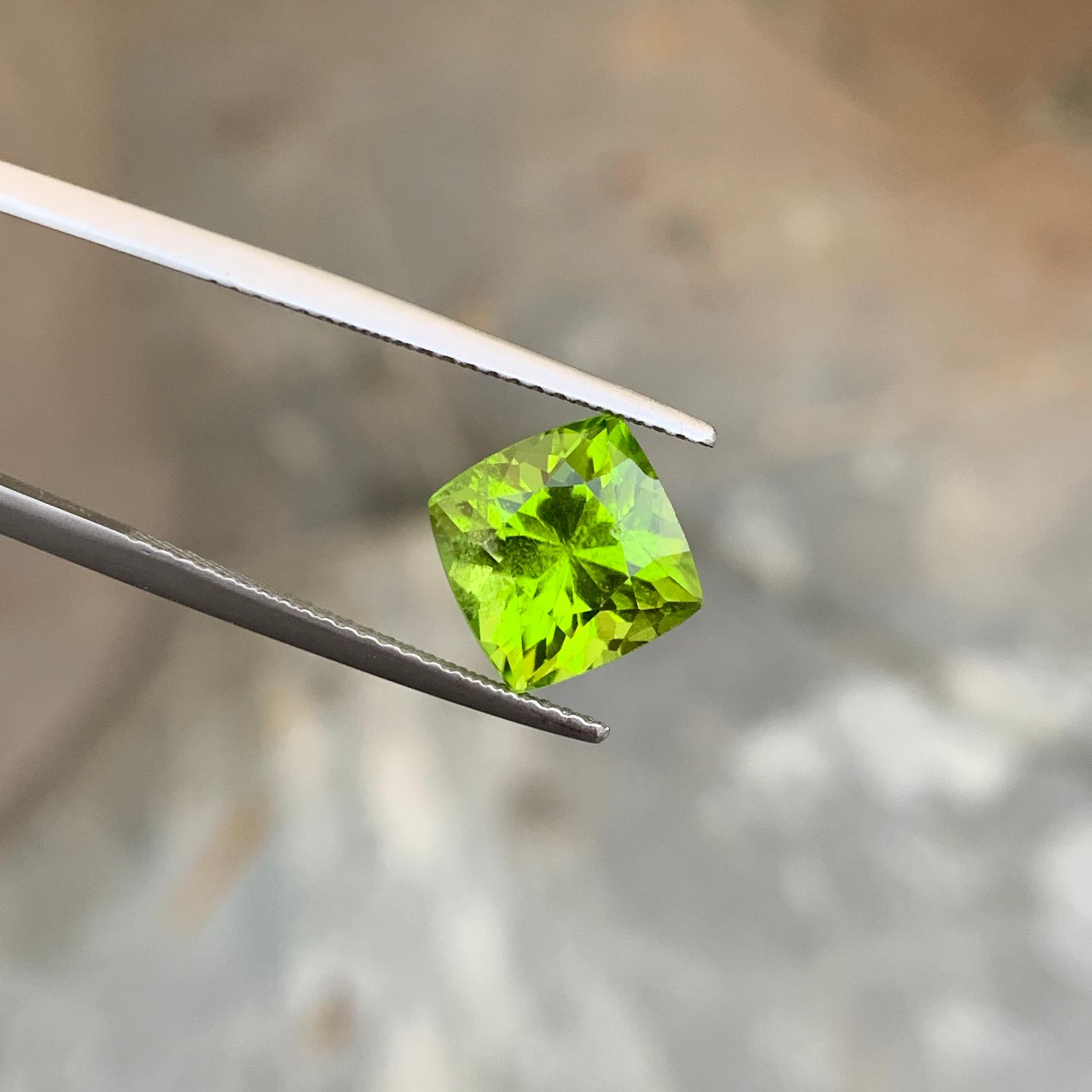 Péridot vert pomme naturel de 4,75 carats, pierre précieuse de pureté SI du Pakistan en vente 2