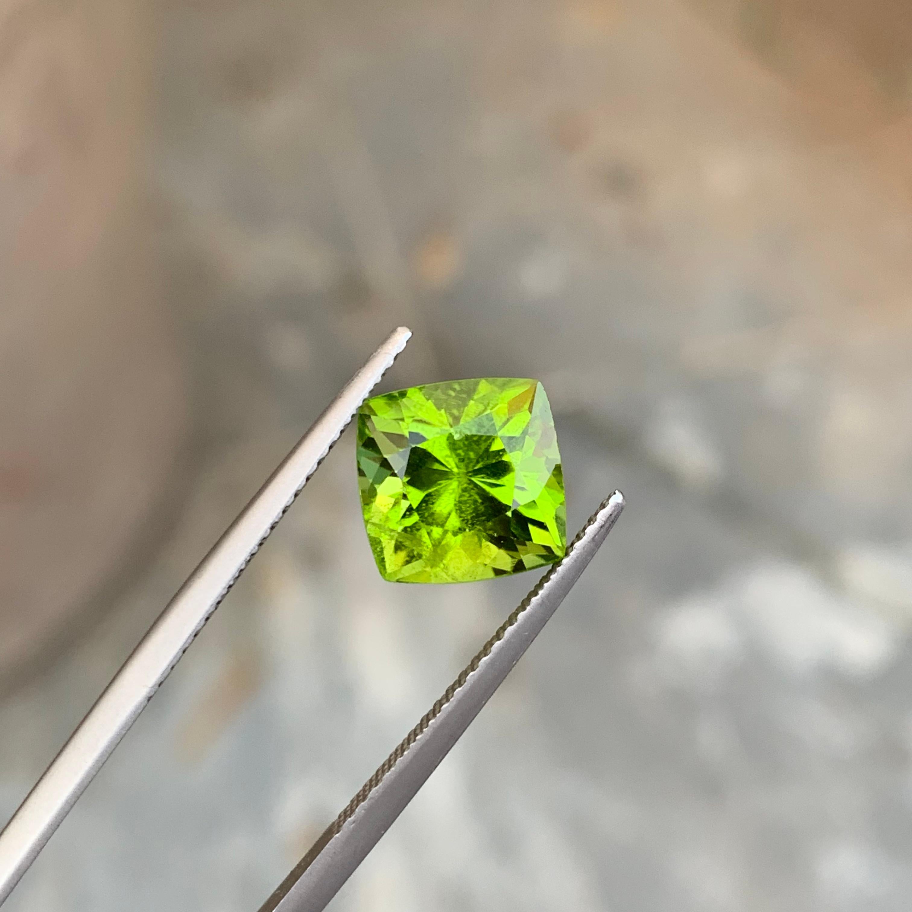 Women's or Men's 4.75 Carat Natural Apple Green Loose Peridot Gemstone From Pakistan SI Clarity For Sale