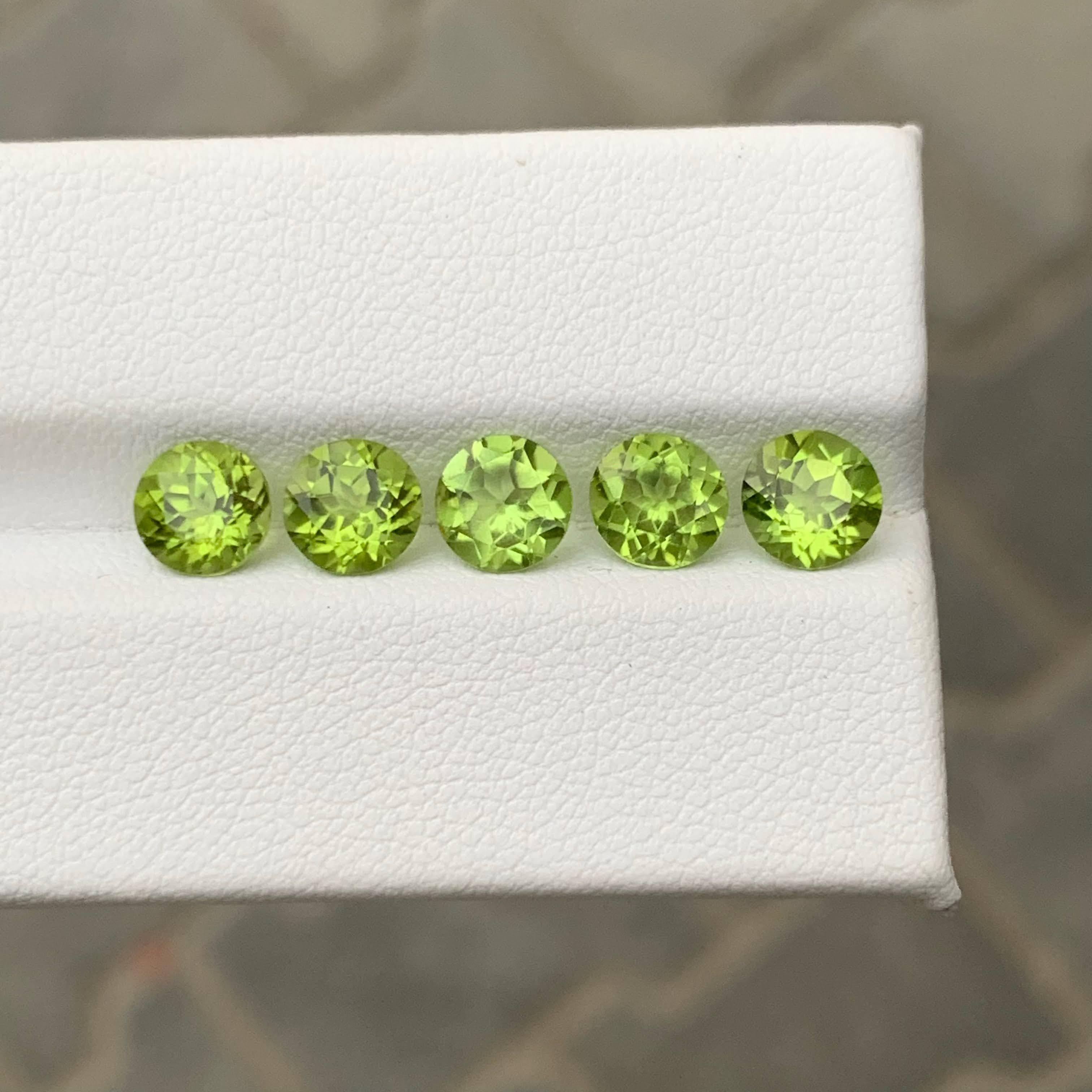 4.75 Carat Natural Loose 5 Piece Green Peridot Round Cut Pakistani Gemstone (pierre précieuse pakistanaise) en vente 4
