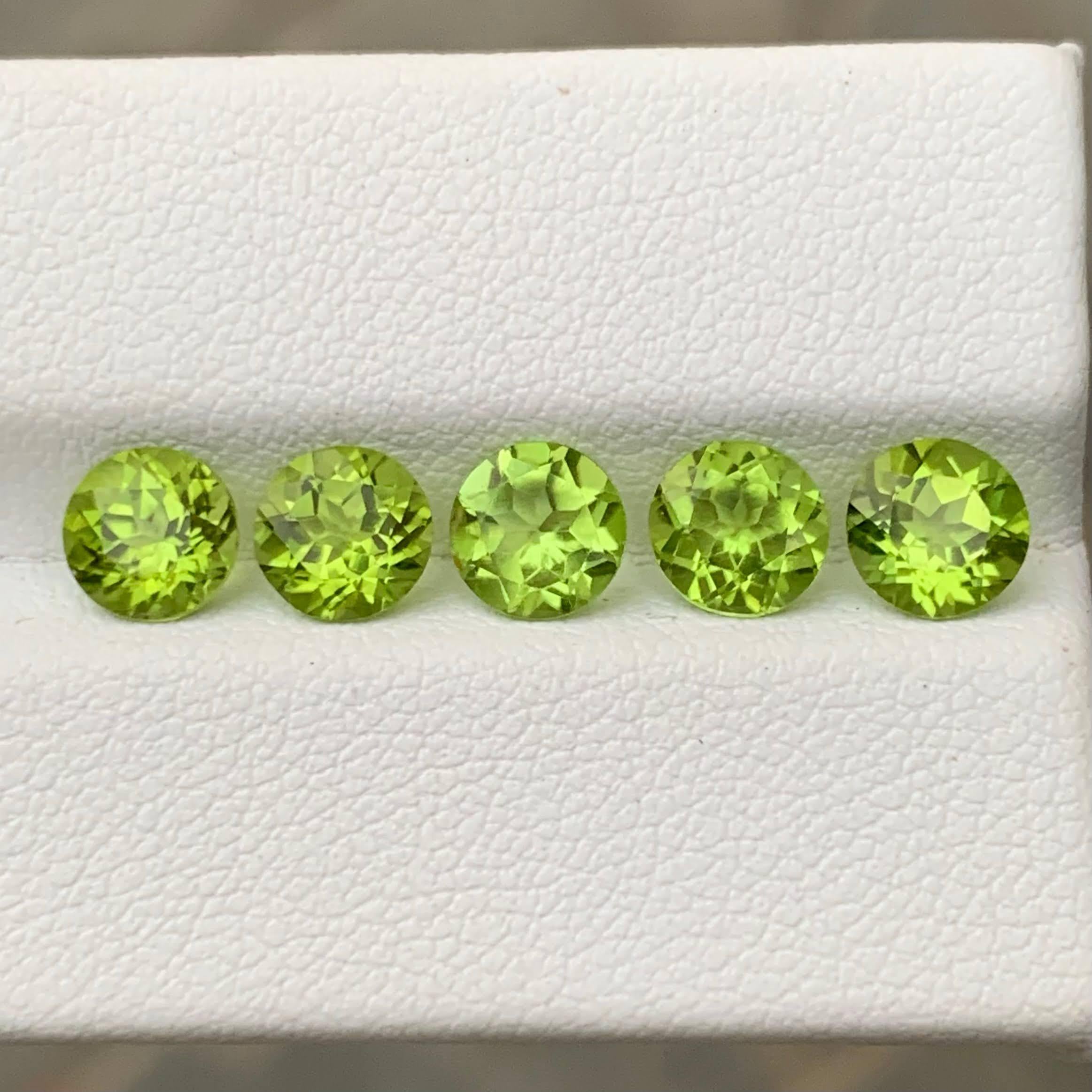 Poids 4,75 carats 
Dimensions 6.0x6.0x4.1mm
Traitement Aucun 
Origine : Pakistan 
Clarté VVS 
Forme Coupe ronde 





Ce lot de 5 péridots verts en vrac naturels de 4,75 carats présente des pierres précieuses rondes et vibrantes provenant du