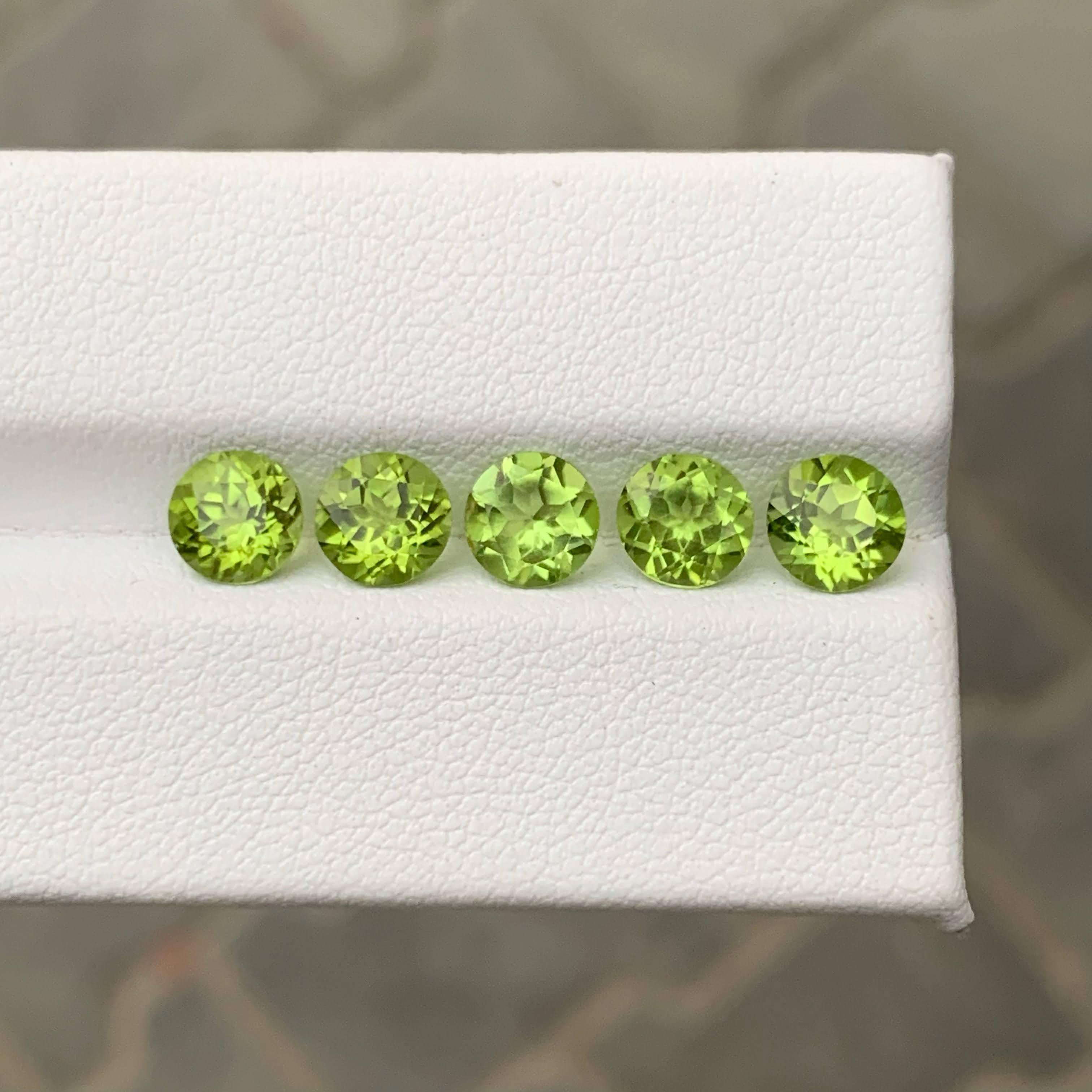Moderne 4.75 Carat Natural Loose 5 Piece Green Peridot Round Cut Pakistani Gemstone (pierre précieuse pakistanaise) en vente