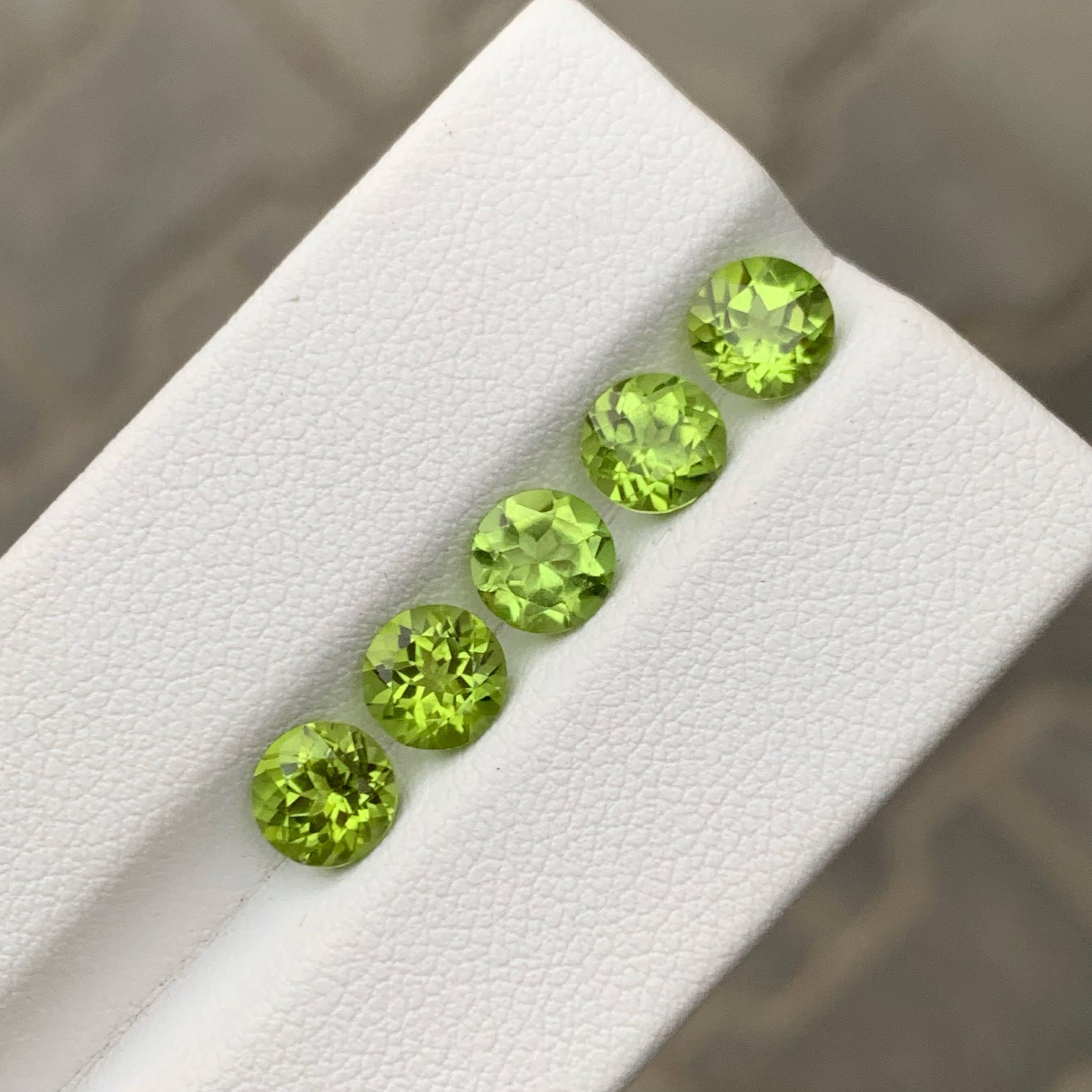 Taille ronde 4.75 Carat Natural Loose 5 Piece Green Peridot Round Cut Pakistani Gemstone (pierre précieuse pakistanaise) en vente