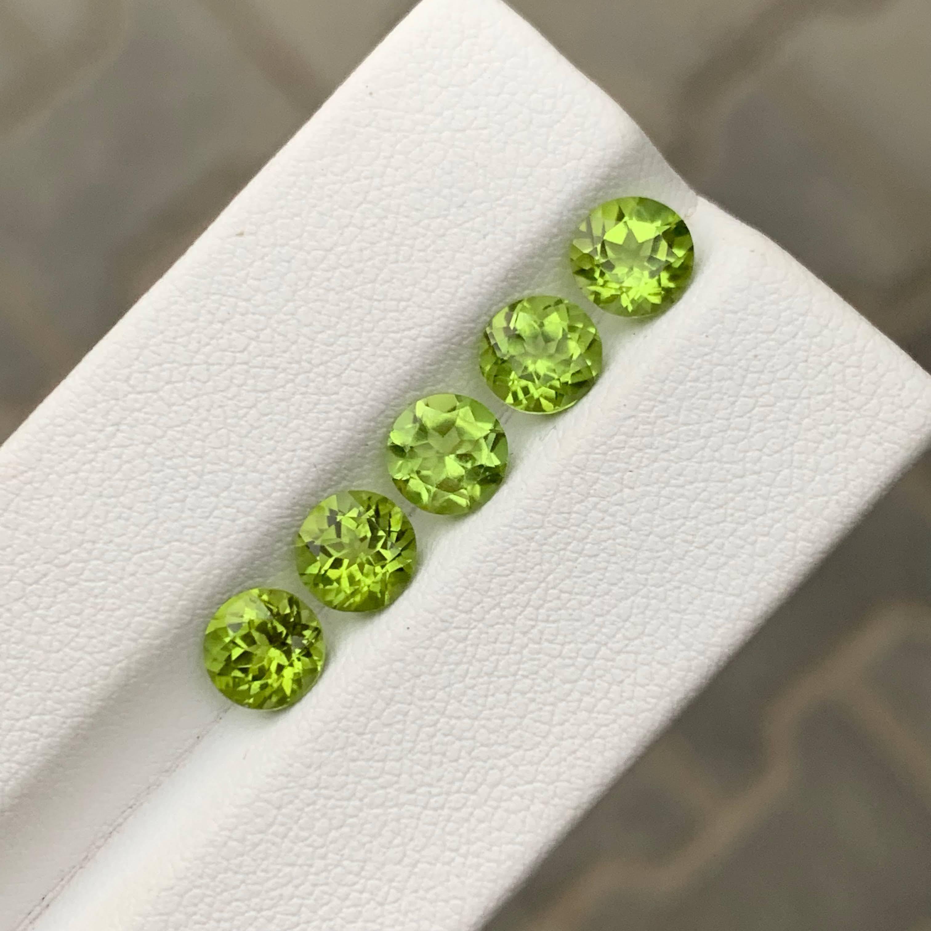 4.75 Carat Natural Loose 5 Piece Green Peridot Round Cut Pakistani Gemstone (pierre précieuse pakistanaise) Neuf - En vente à Bangkok, TH