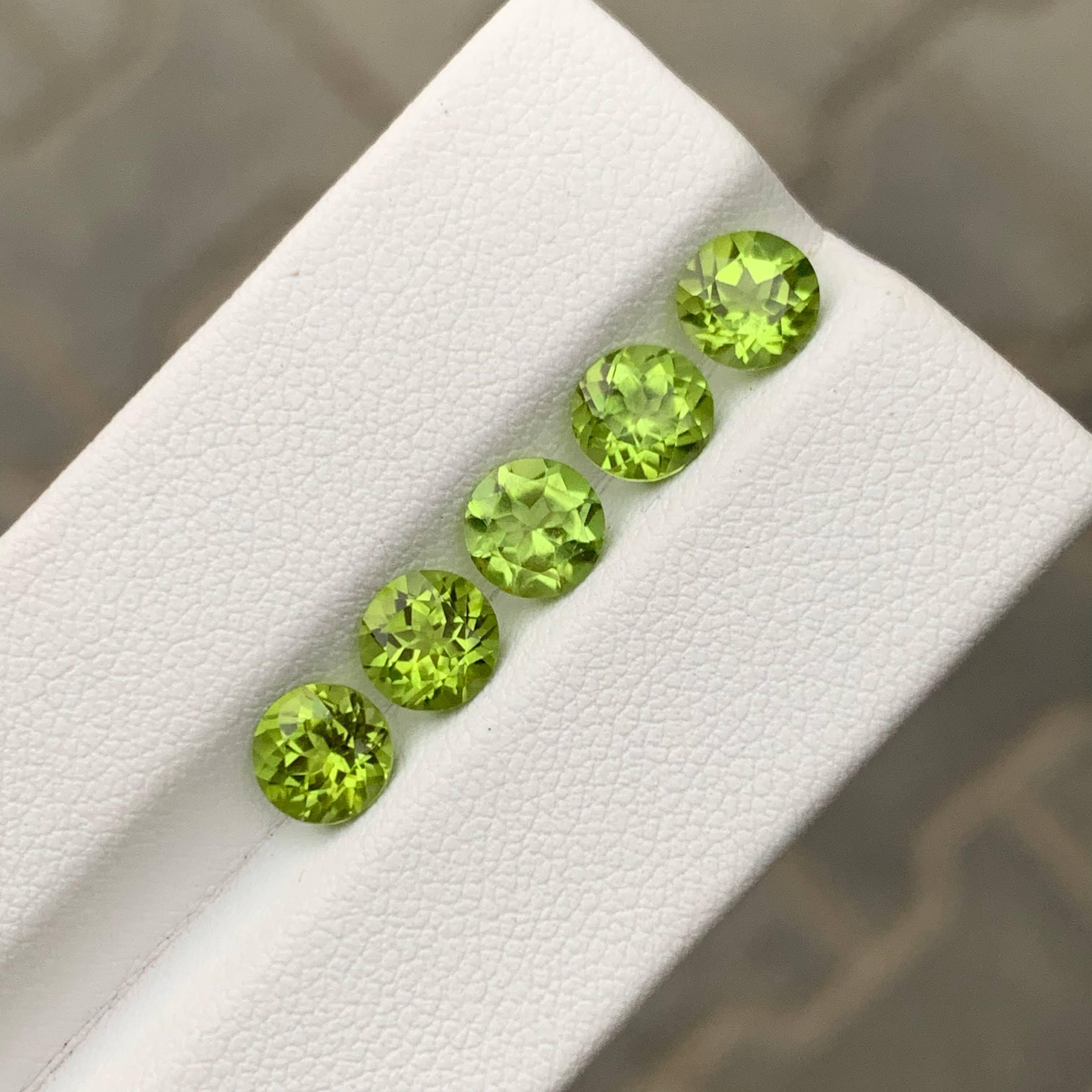 4.75 Carat Natural Loose 5 Piece Green Peridot Round Cut Pakistani Gemstone (pierre précieuse pakistanaise) Unisexe en vente