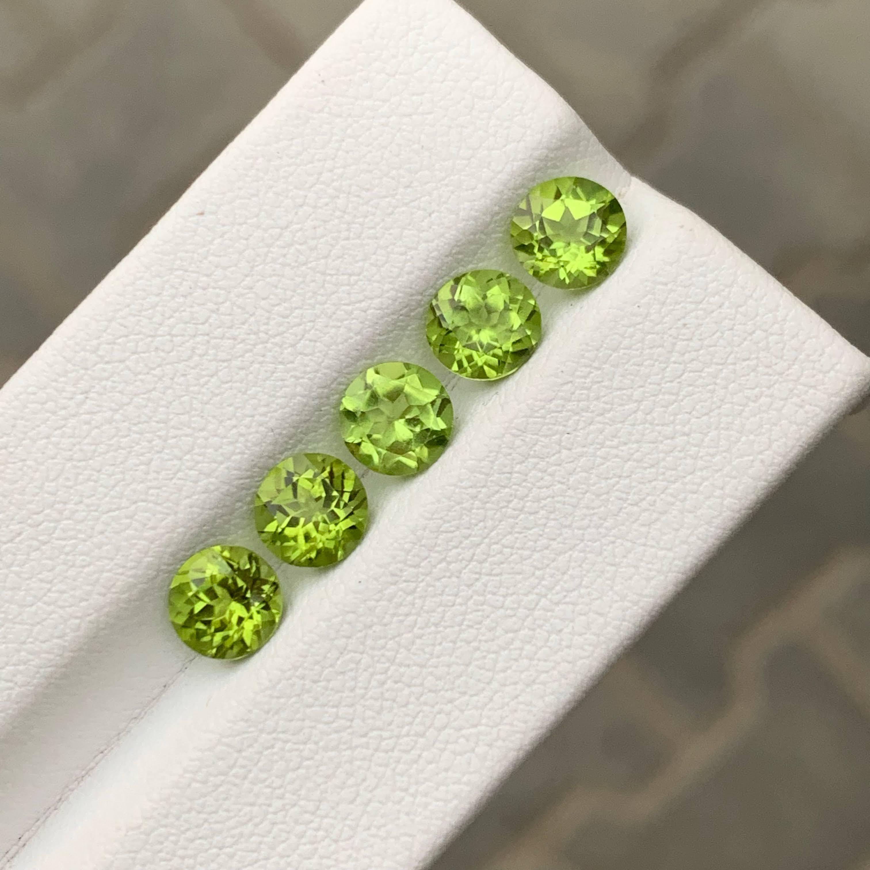 4.75 Carat Natural Loose 5 Piece Green Peridot Round Cut Pakistani Gemstone (pierre précieuse pakistanaise) en vente 1