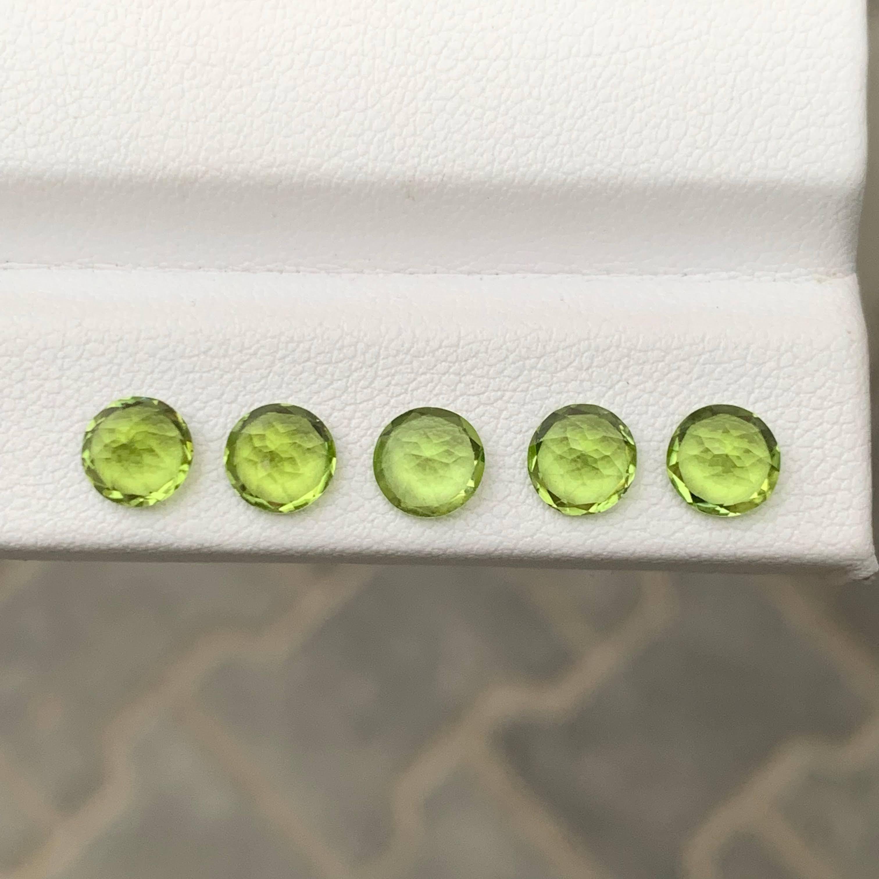 4.75 Carat Natural Loose 5 Piece Green Peridot Round Cut Pakistani Gemstone (pierre précieuse pakistanaise) en vente 2