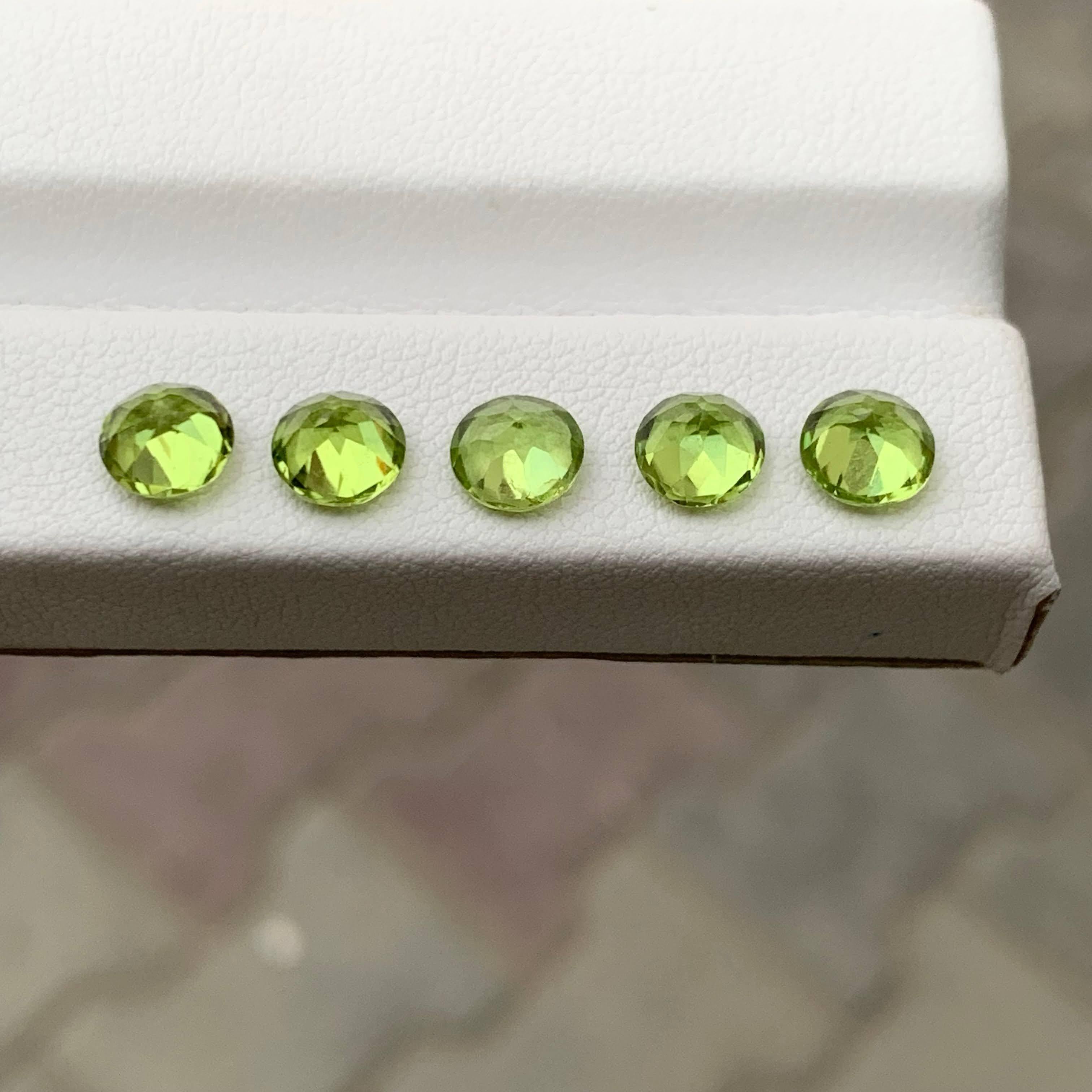 4.75 Carat Natural Loose 5 Piece Green Peridot Round Cut Pakistani Gemstone (pierre précieuse pakistanaise) en vente 3