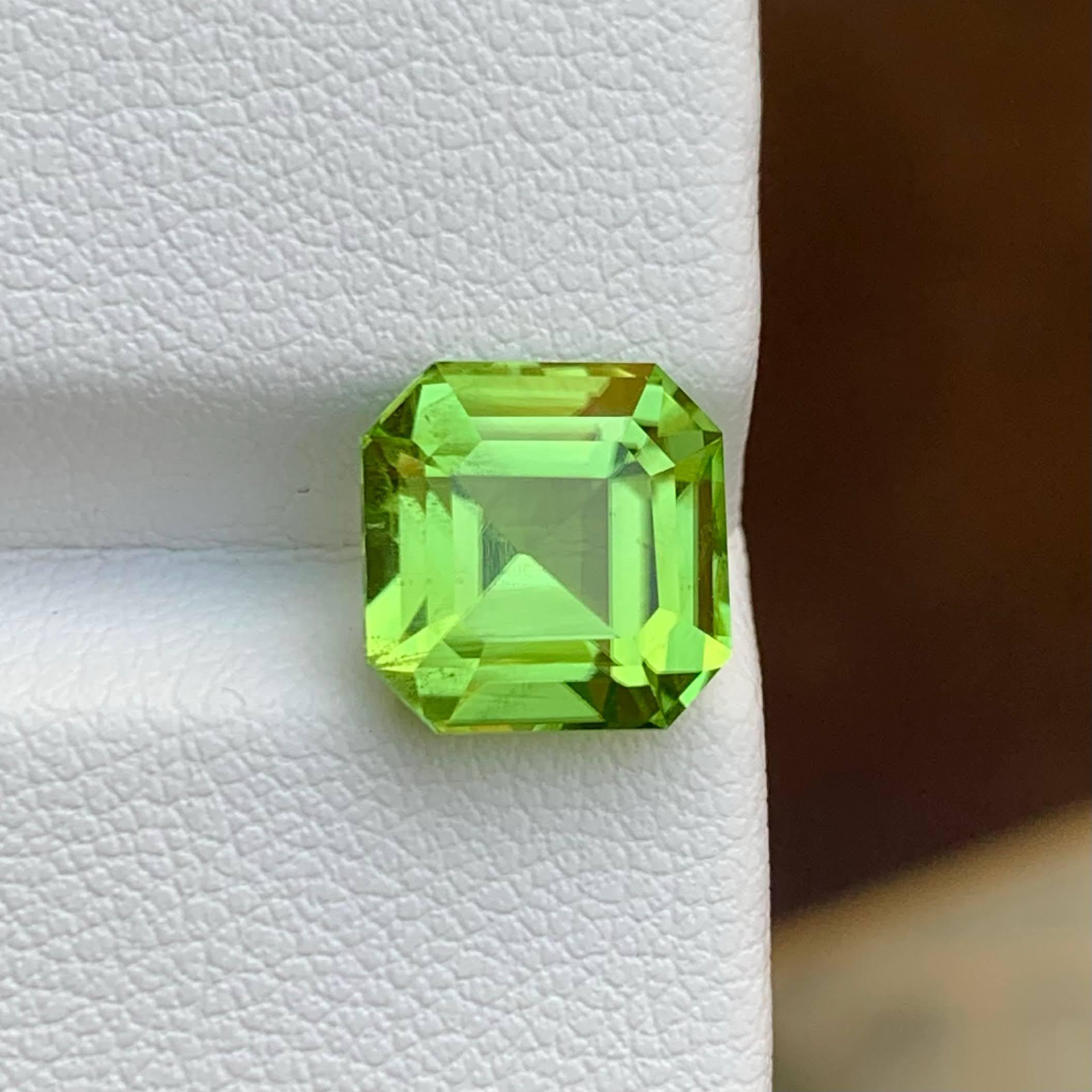 Peso 4,75 carati 
Dimensioni 9,4x9,3x6,8 mm
Trattamento Nessuno
Origine Pakistan 
Chiarezza VVS 
Taglia forma Asscher 



Questo vibrante peridoto naturale da 4,75 carati emana una rinfrescante tonalità verde mela, simbolo di vitalità ed eleganza