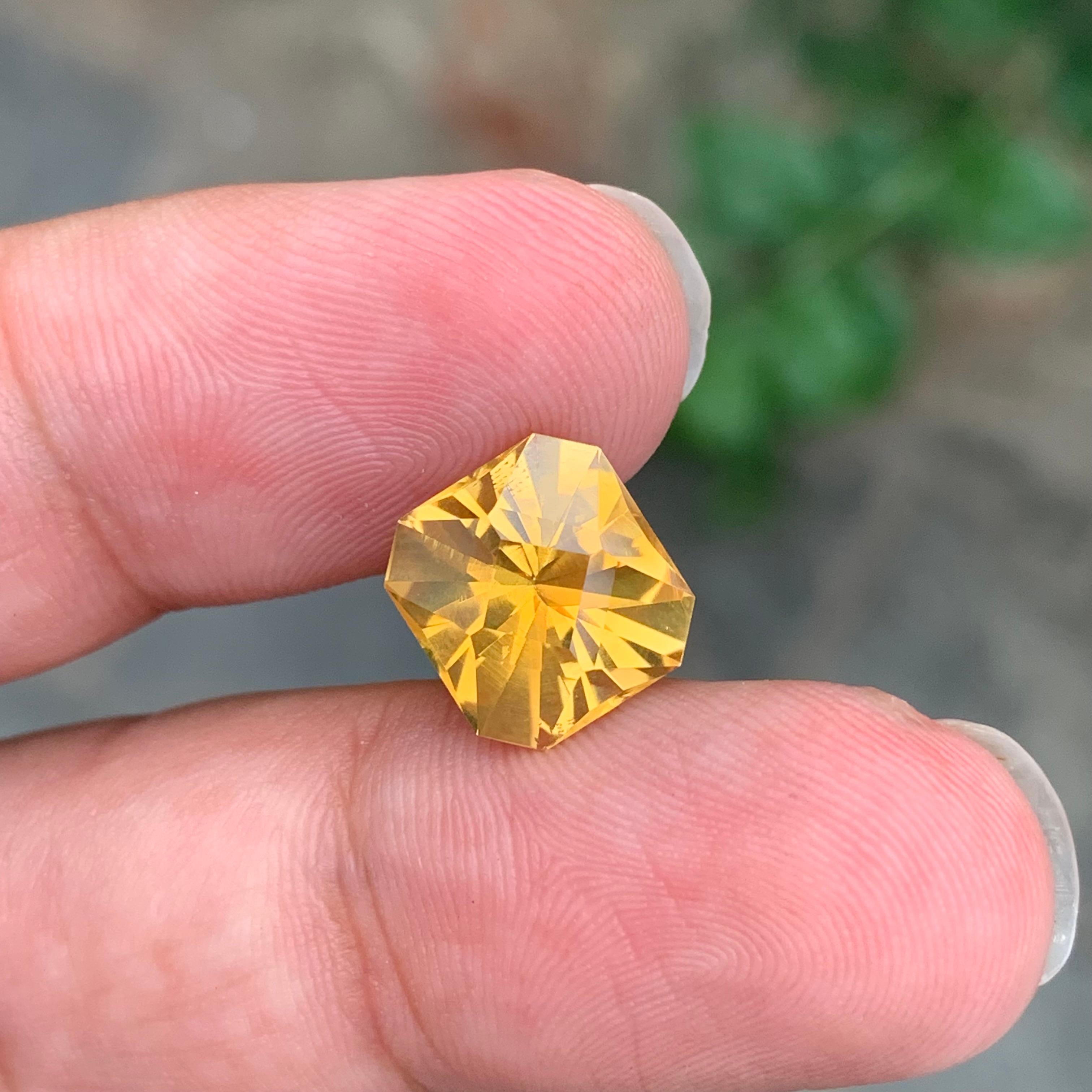 4,75 carati di Citrino giallo sciolto naturale con taglio fantasia in vendita 3