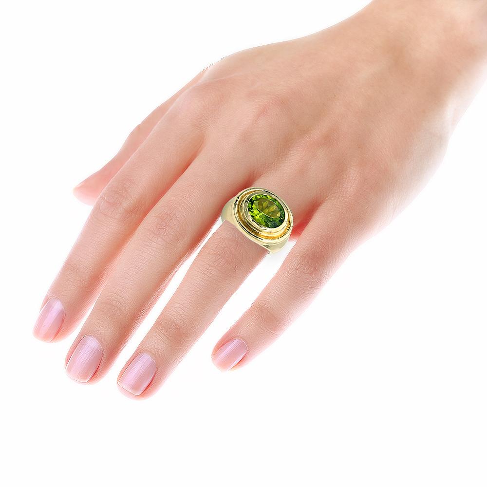 4.75 Carat oval Cut Peridot Chunky Cocktail Ring in 18kt Gold  In New Condition For Sale In Little Neck, NY
