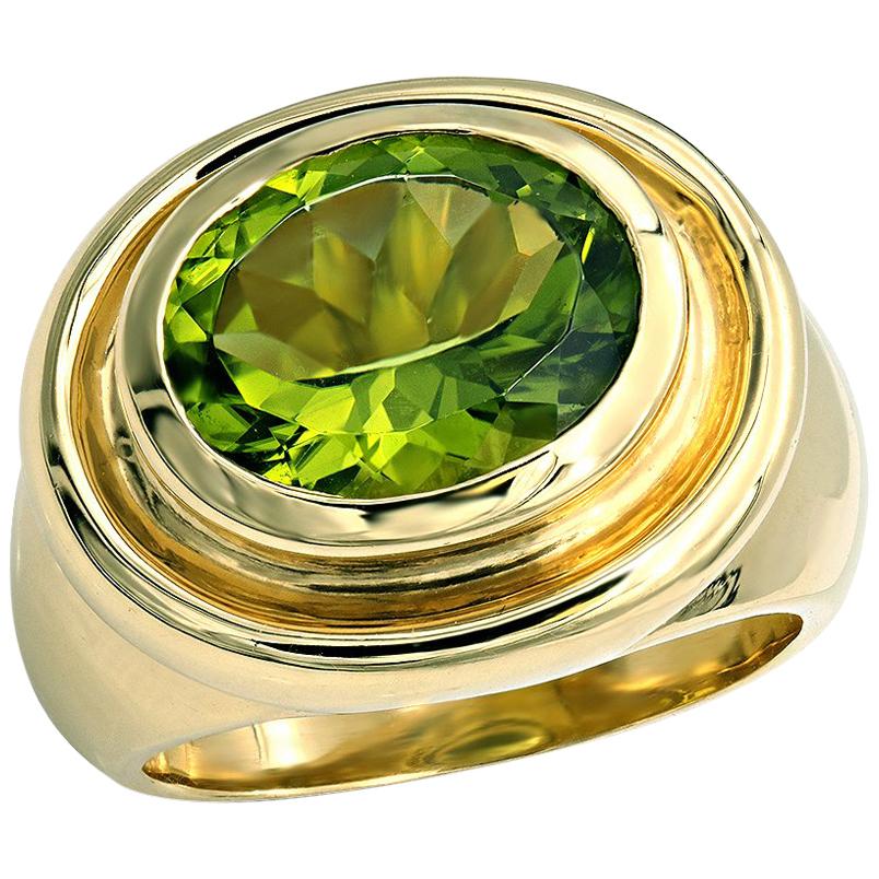 4.75 Carat oval Cut Peridot Chunky Cocktail Ring in 18kt Gold  For Sale