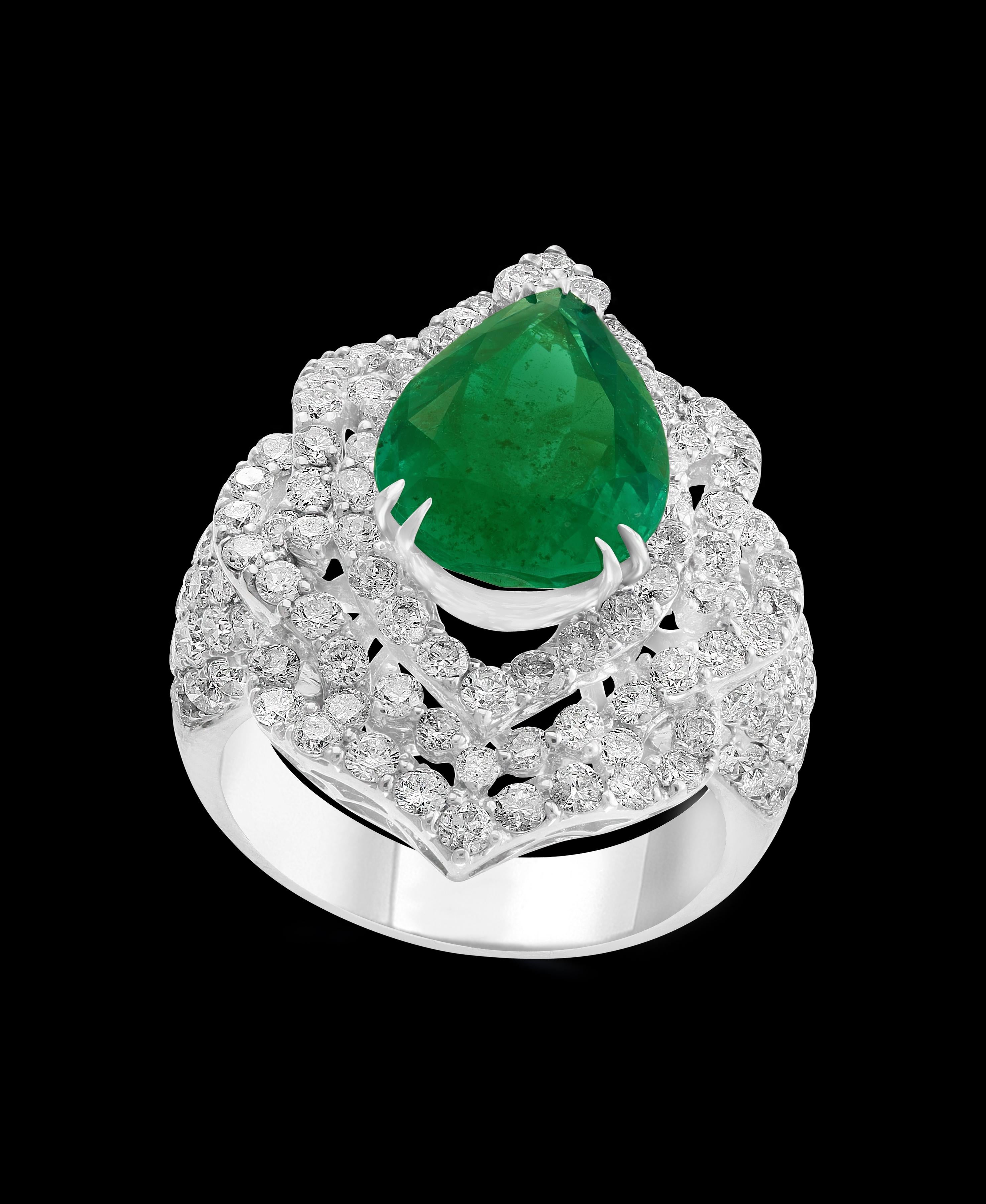 4.75 Carat Pear Cut Colombian Emerald & Diamond 18 Karat Gold Ring Estate Size 7 In Excellent Condition For Sale In New York, NY