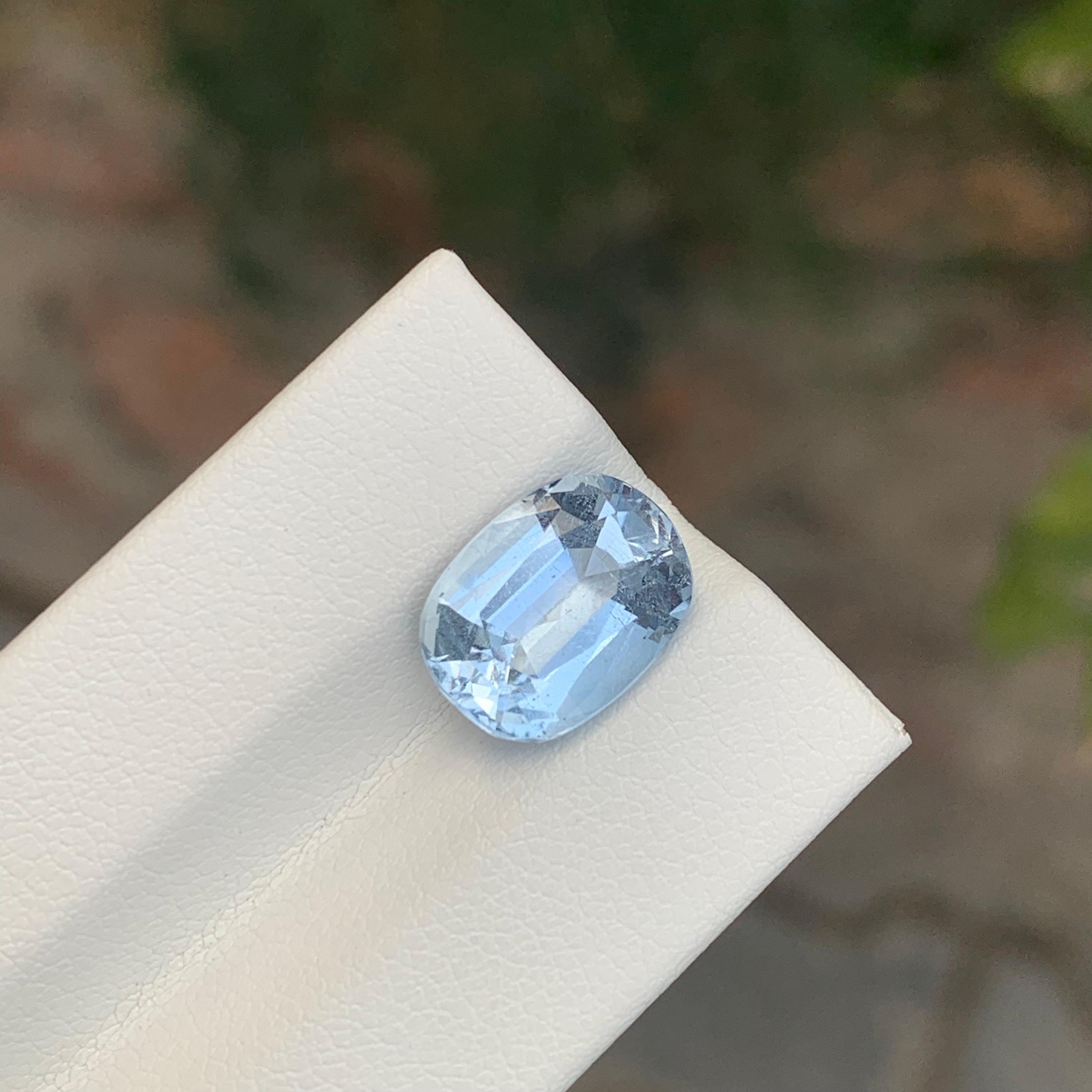 Arts and Crafts 4.75 Carat Stunning Loose Aquamarine Goshenite Oval Cushion Shape Gemstone For Sale