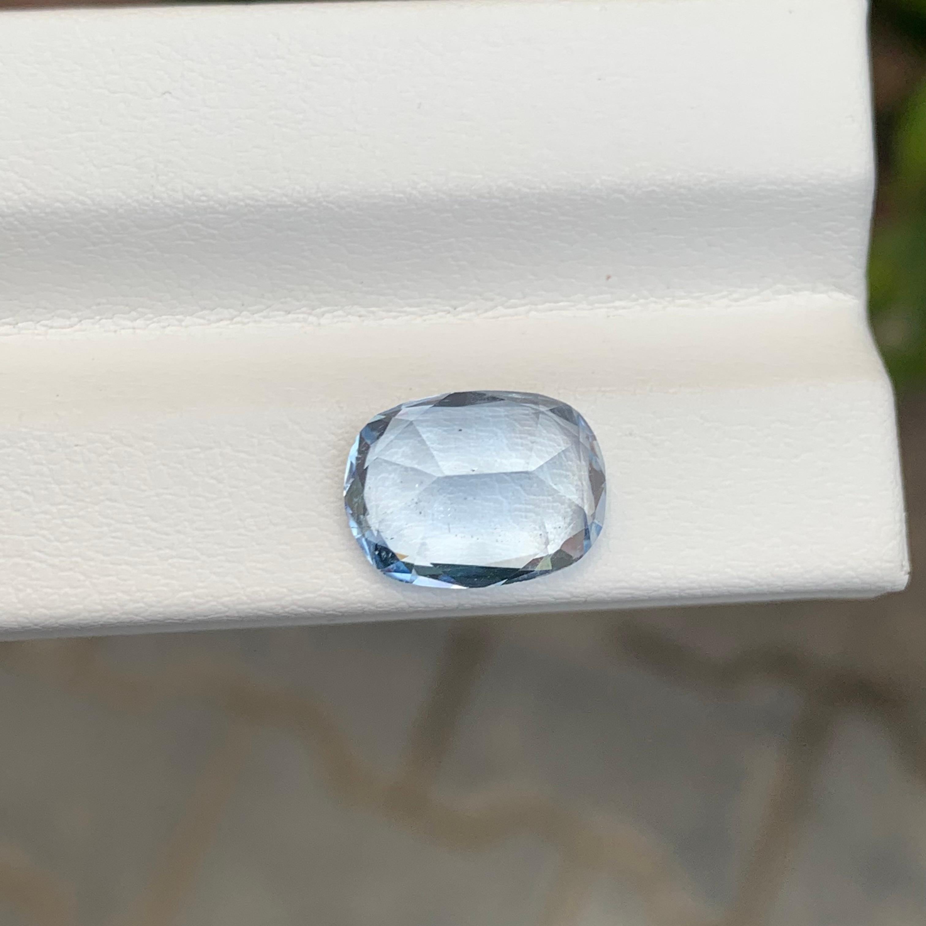Women's or Men's 4.75 Carat Stunning Loose Aquamarine Goshenite Oval Cushion Shape Gemstone For Sale