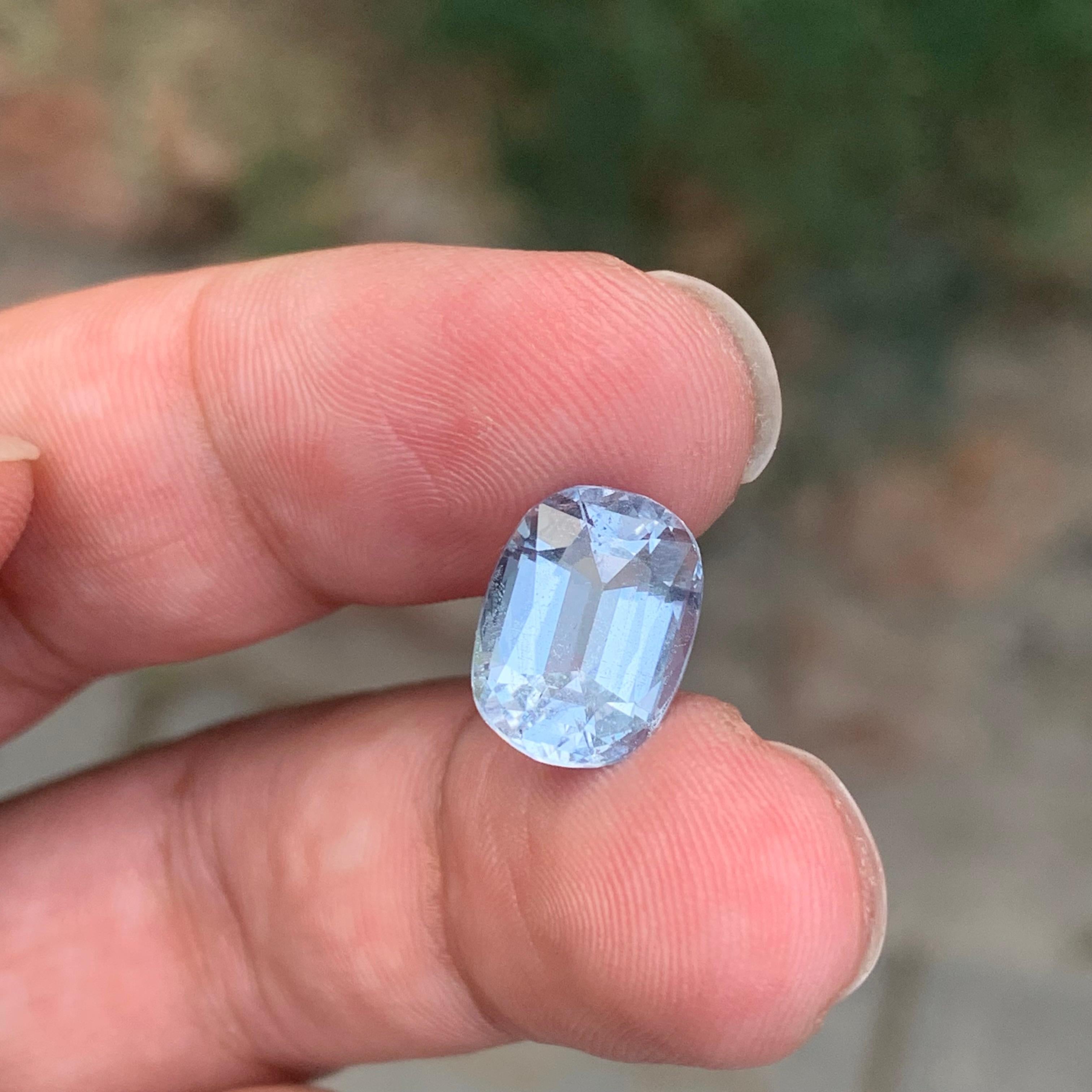 4.75 Carat Stunning Loose Aquamarine Goshenite Oval Cushion Shape Gemstone For Sale 3