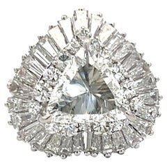 Anillo Bailarina de Platino con Baguette Cónica y Diamante Triangular de 4,75 Quilates