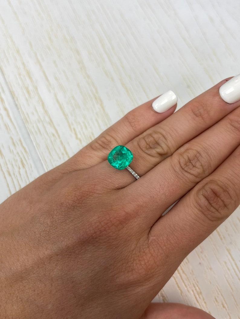 Esmeralda colombiana verde azulada viva de 4,75 quilates - Gema Chivor talla cojín en venta 2