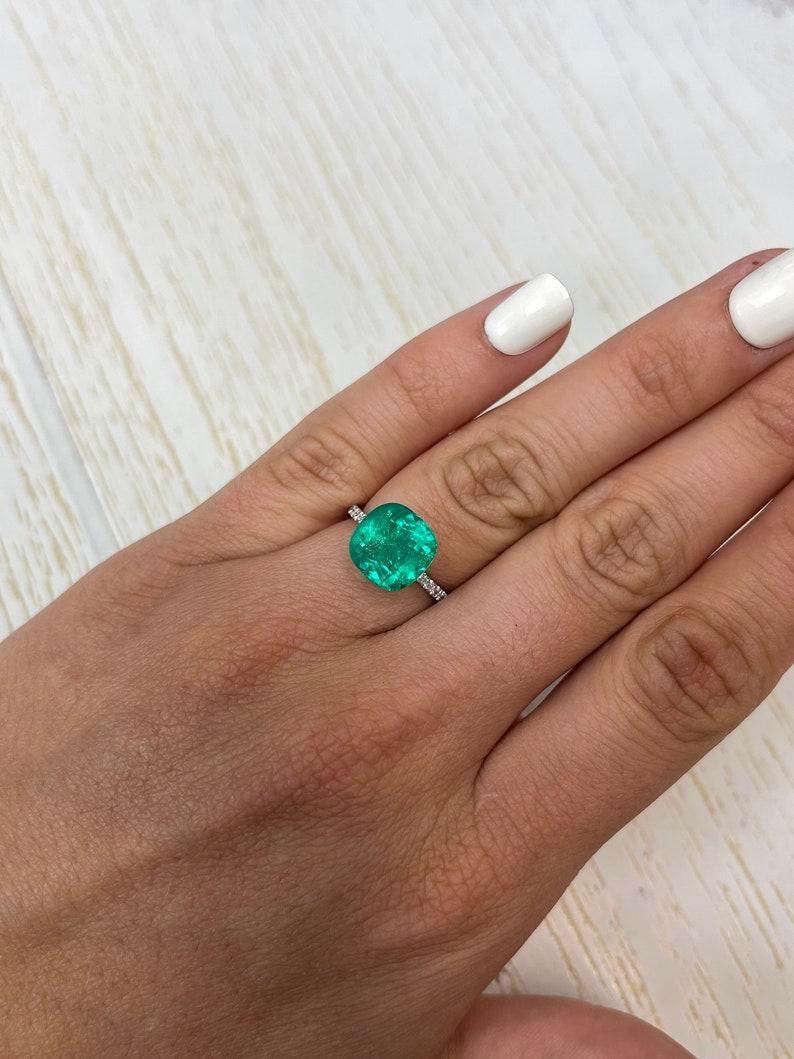 Esmeralda colombiana verde azulada viva de 4,75 quilates - Gema Chivor talla cojín en venta 1