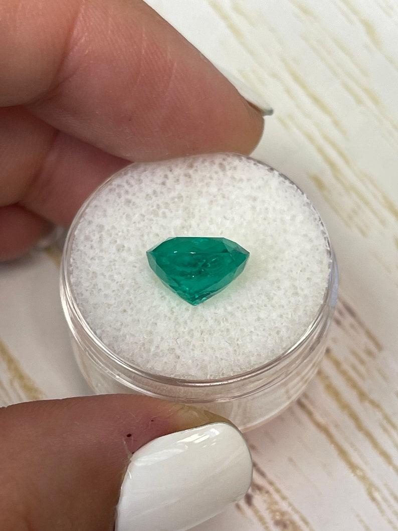 De las mujeres Esmeralda colombiana verde azulada viva de 4,75 quilates - Gema Chivor talla cojín en venta