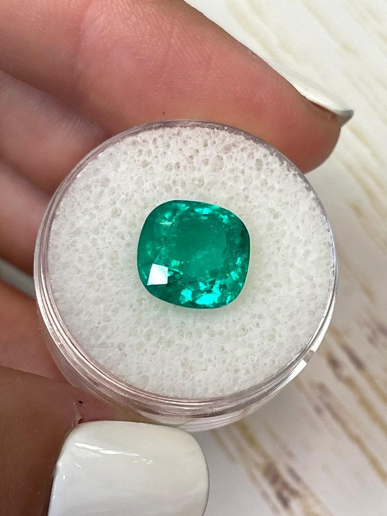 Esmeralda colombiana verde azulada viva de 4,75 quilates - Gema Chivor talla cojín en Nuevo estado para la venta en Jupiter, FL
