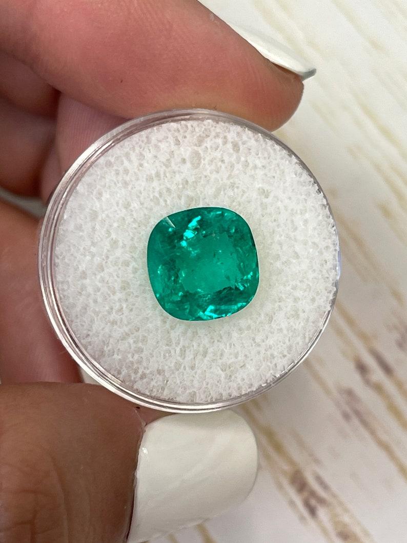 Esmeralda colombiana verde azulada viva de 4,75 quilates - Gema Chivor talla cojín Moderno en venta