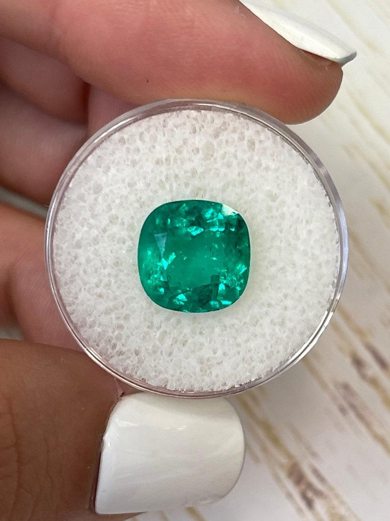Piedra: Esmeralda
Peso: 4,75 quilates
Forma: Corte de cojín
Claridad: Transparente
Lustre: Excelente-Muy bueno
Color: Verde azulado vivo
Medidas: 10,52 mm x 10,51 mm x 6,98 mm
Origen geográfico: Colombia
Tratamiento: Natural,
