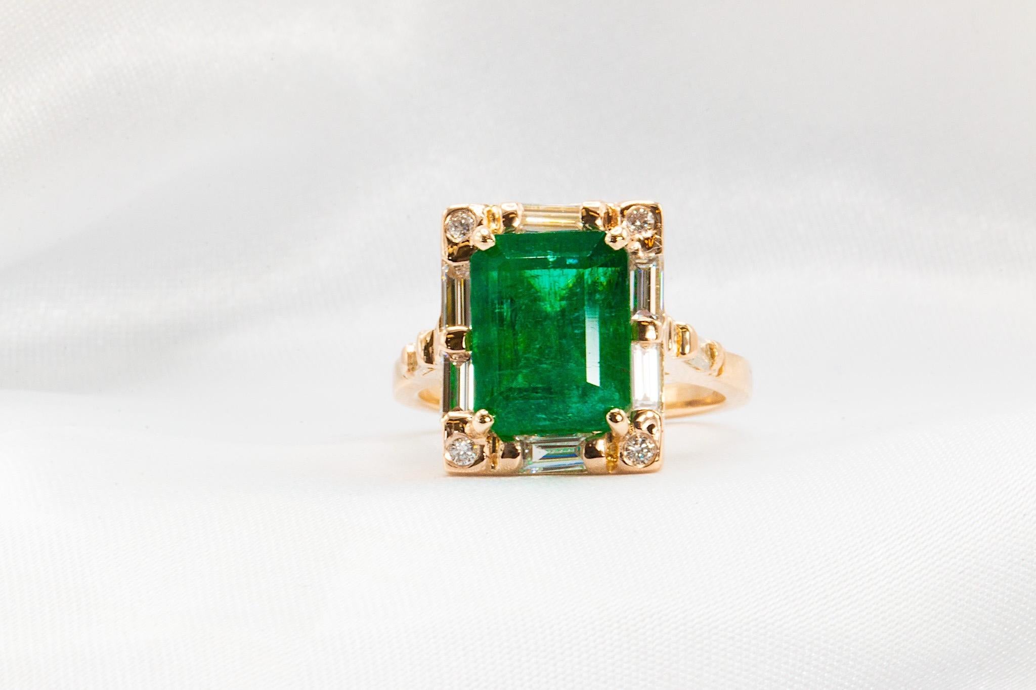 4,75 Karat Sambia Smaragd und Diamant Ring in 14k Gelbgold

Dieser handgefertigte Ring aus 14 Karat Gelbgold besticht durch seine Eleganz und sein handwerkliches Können. Er enthält einen grünen Smaragd von 4,75 Karat aus Sambia, der von einem