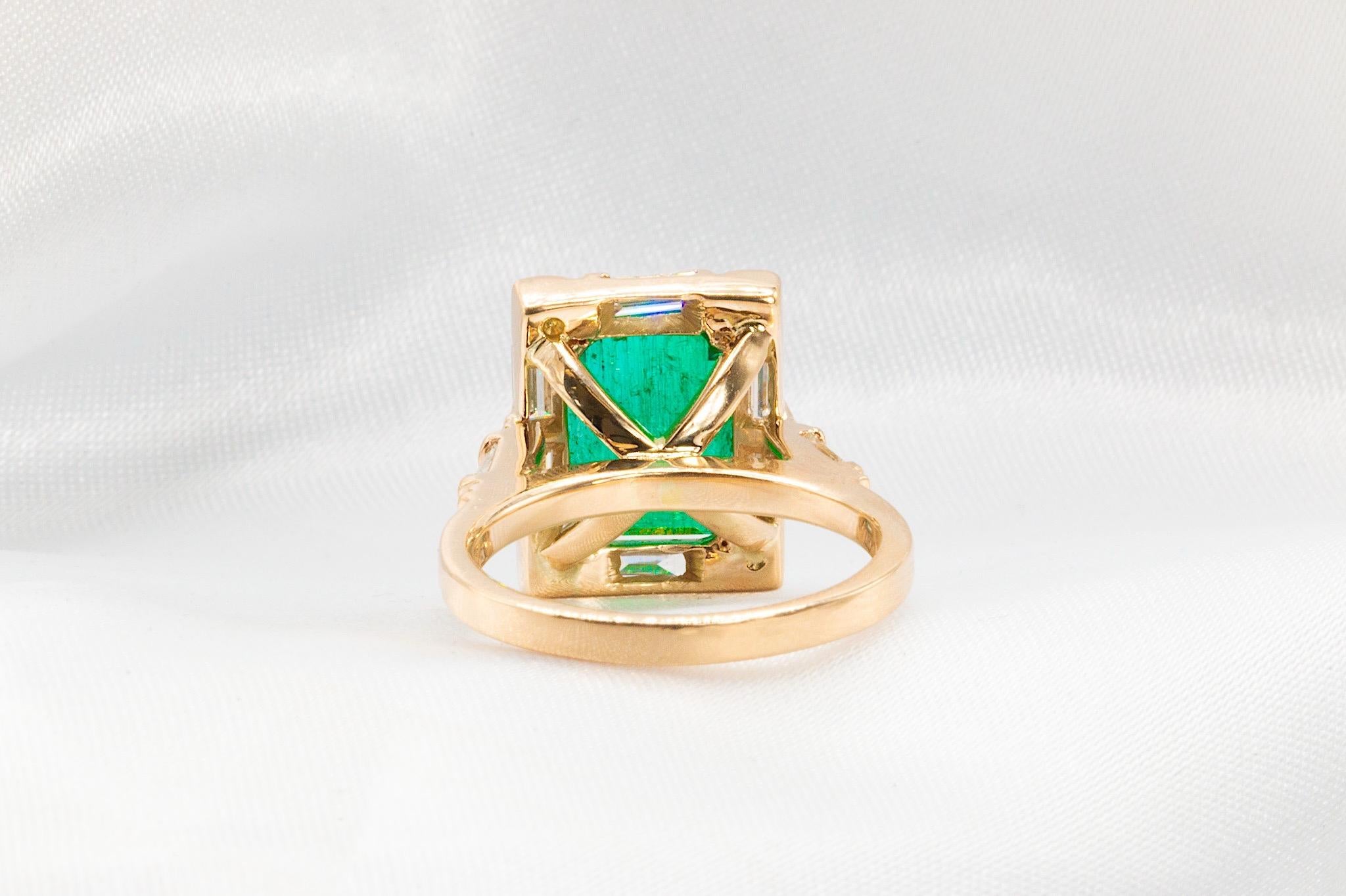 4,75 Karat sambischer grüner Smaragd und Diamantring aus 14 Karat Gelbgold im Zustand „Neu“ im Angebot in Houston, TX