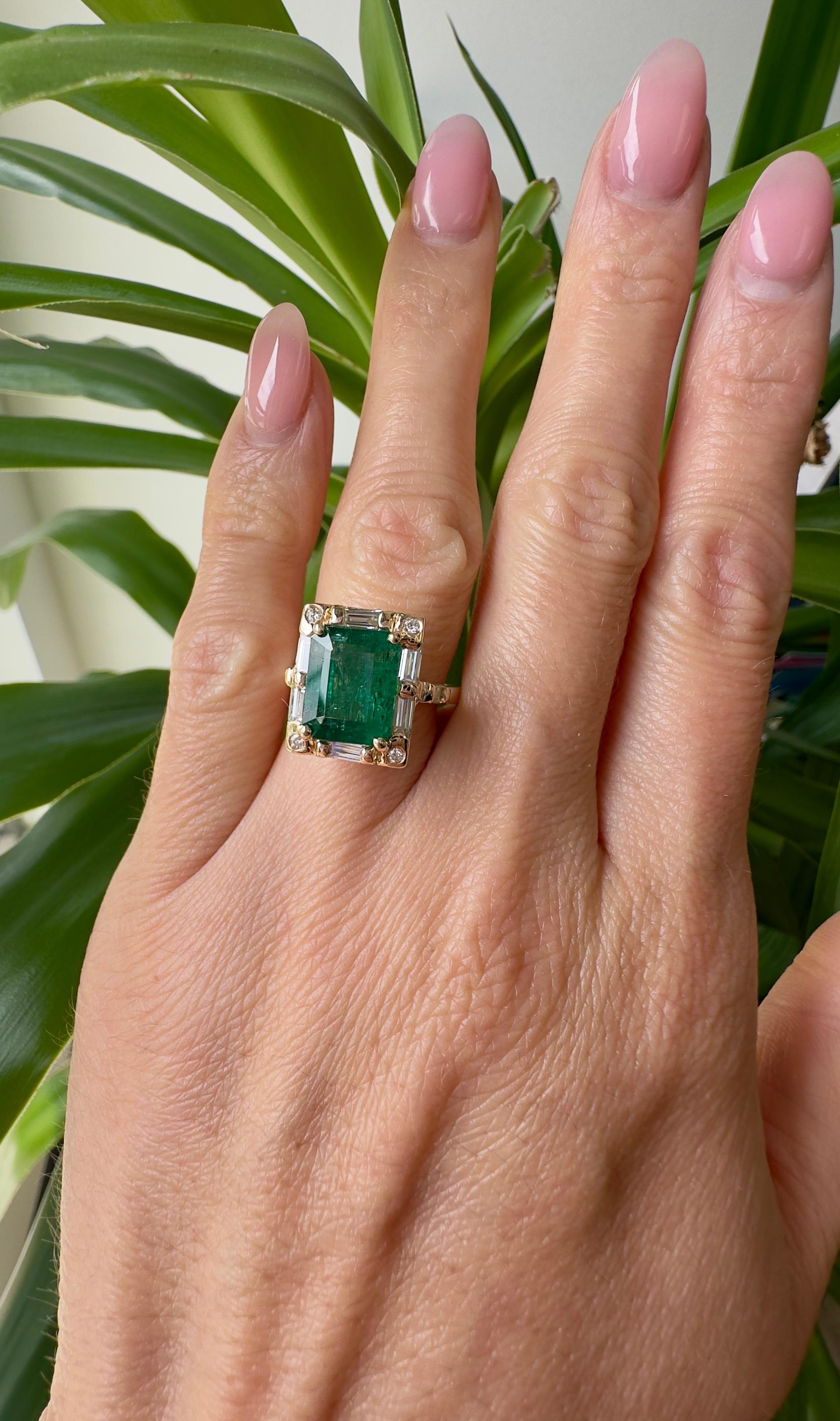 4,75 Karat sambischer grüner Smaragd und Diamantring aus 14 Karat Gelbgold Damen im Angebot